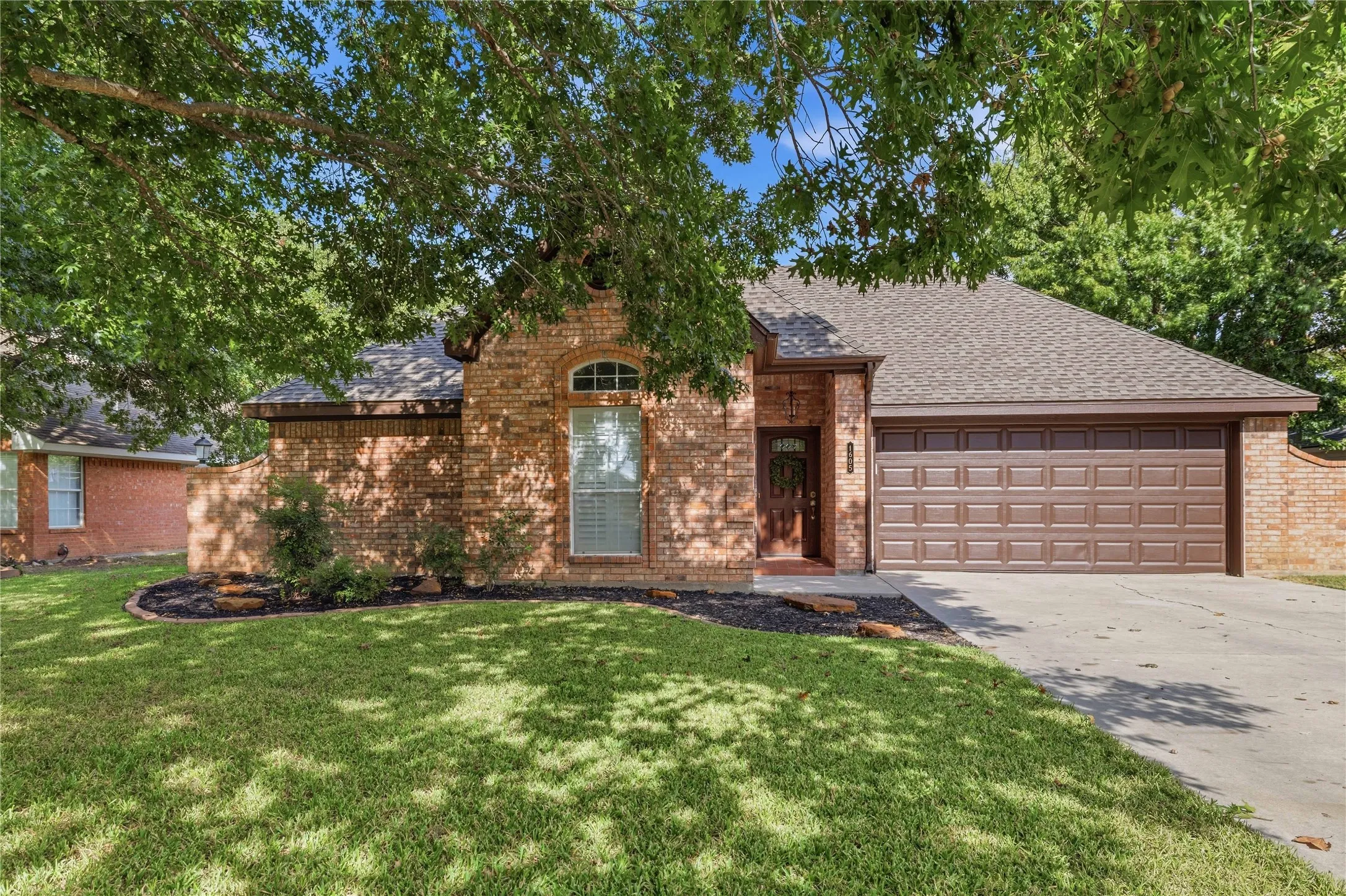 Single Family Residence For Sale in Brown County , 1605 Southgate Drive, Brownwood, Texas 76801, 3 Bedroom, 2 Bathroom, 2 Garage spaces, 1,566 Sqft, built in 1995, mls#21399846, Real Estate Agent in Brownwood, Homes For Sale in Brown county, Homes For Sale in Brownwood, Realtor in Brownwood Texas, Real Estate Brokerage Independent Realty Texas, Luminita Cordes Realtor
