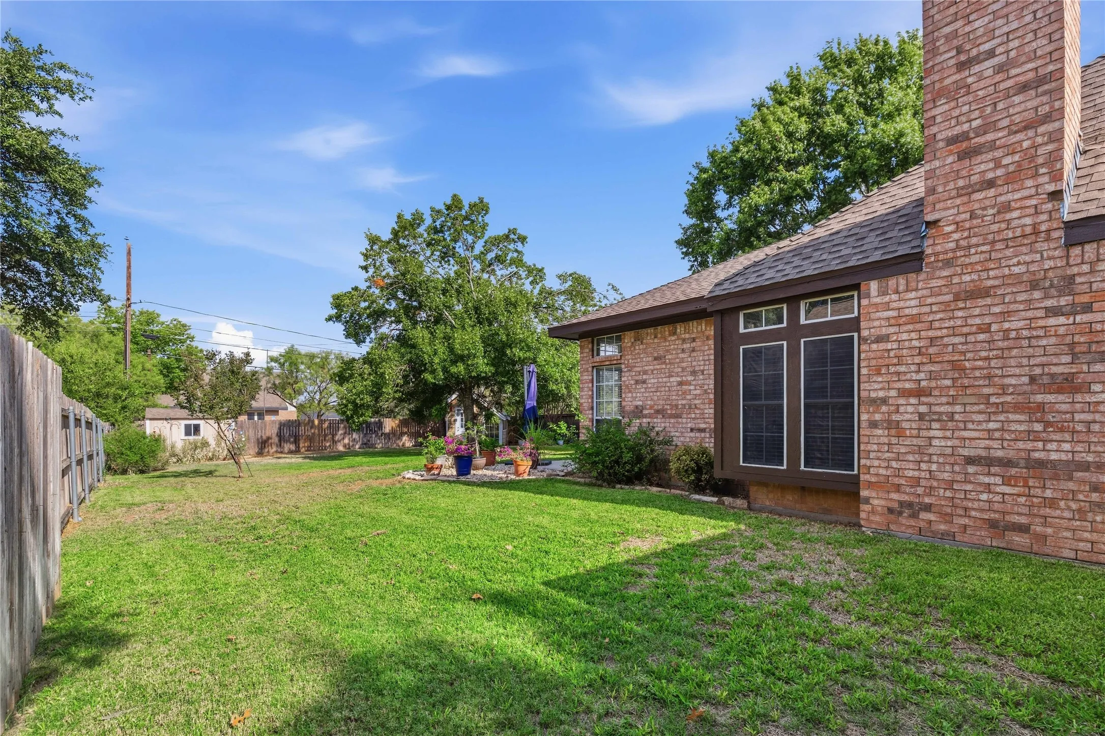 Single Family Residence For Sale in Brown County , 1605 Southgate Drive, Brownwood, Texas 76801, 3 Bedroom, 2 Bathroom, 2 Garage spaces, 1,566 Sqft, built in 1995, mls#21399846, Real Estate Agent in Brownwood, Homes For Sale in Brown county, Homes For Sale in Brownwood, Realtor in Brownwood Texas, Real Estate Brokerage Independent Realty Texas, Luminita Cordes Realtor