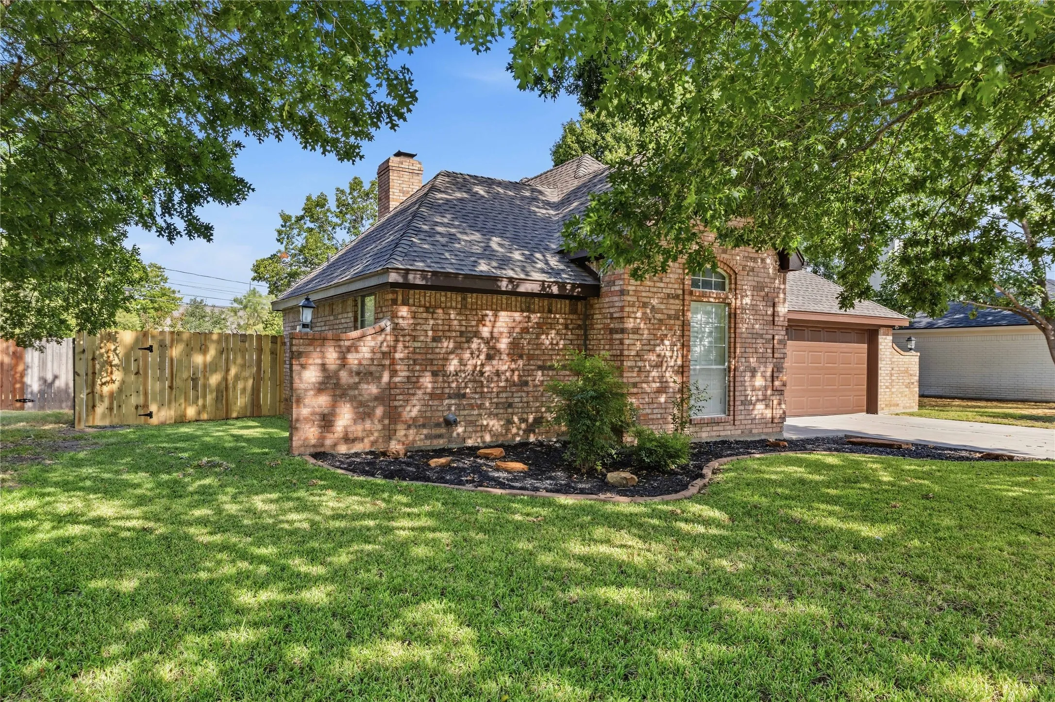 Single Family Residence For Sale in Brown County , 1605 Southgate Drive, Brownwood, Texas 76801, 3 Bedroom, 2 Bathroom, 2 Garage spaces, 1,566 Sqft, built in 1995, mls#21399846, Real Estate Agent in Brownwood, Homes For Sale in Brown county, Homes For Sale in Brownwood, Realtor in Brownwood Texas, Real Estate Brokerage Independent Realty Texas, Luminita Cordes Realtor