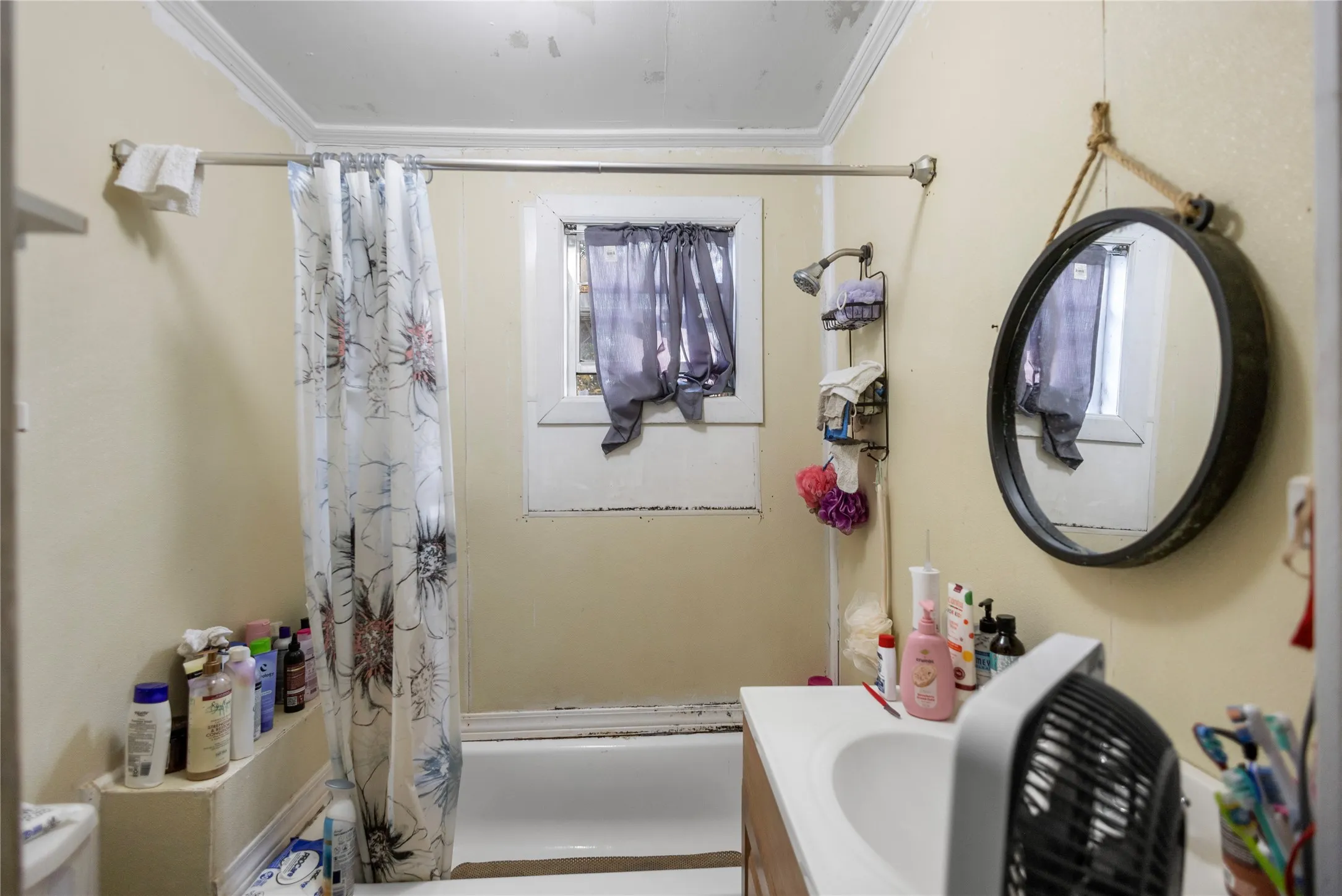 Single Family Residence For Sale in Harrison County , 706 Yaney Street, Marshall, Texas 75670, 2 Bedroom, 1 Bathroom, Garage spaces, 784 Sqft, built in 1945, mls#21400091, Real Estate Agent in Marshall, Homes For Sale in Harrison county, Homes For Sale in Marshall, Realtor in Marshall Texas, Real Estate Brokerage Independent Realty Texas, Luminita Cordes Realtor