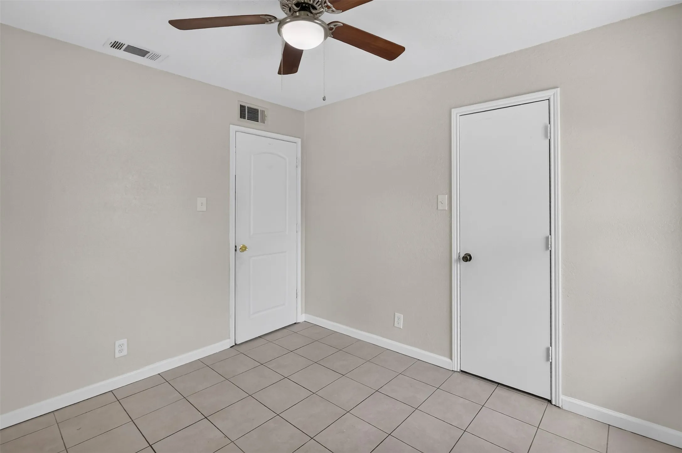 Duplex For Rent in Tarrant County , 1805 Mcqueary Street 1807, Arlington, Texas 76012, 2 Bedroom, 1 Bathroom, Garage spaces, 1,556 Sqft, built in 1982, mls#21400102, Real Estate Agent in Arlington, Homes For Rent in Tarrant county, Homes For Rent in Arlington, Realtor in Arlington Texas, Real Estate Brokerage Independent Realty Texas, Luminita Cordes Realtor