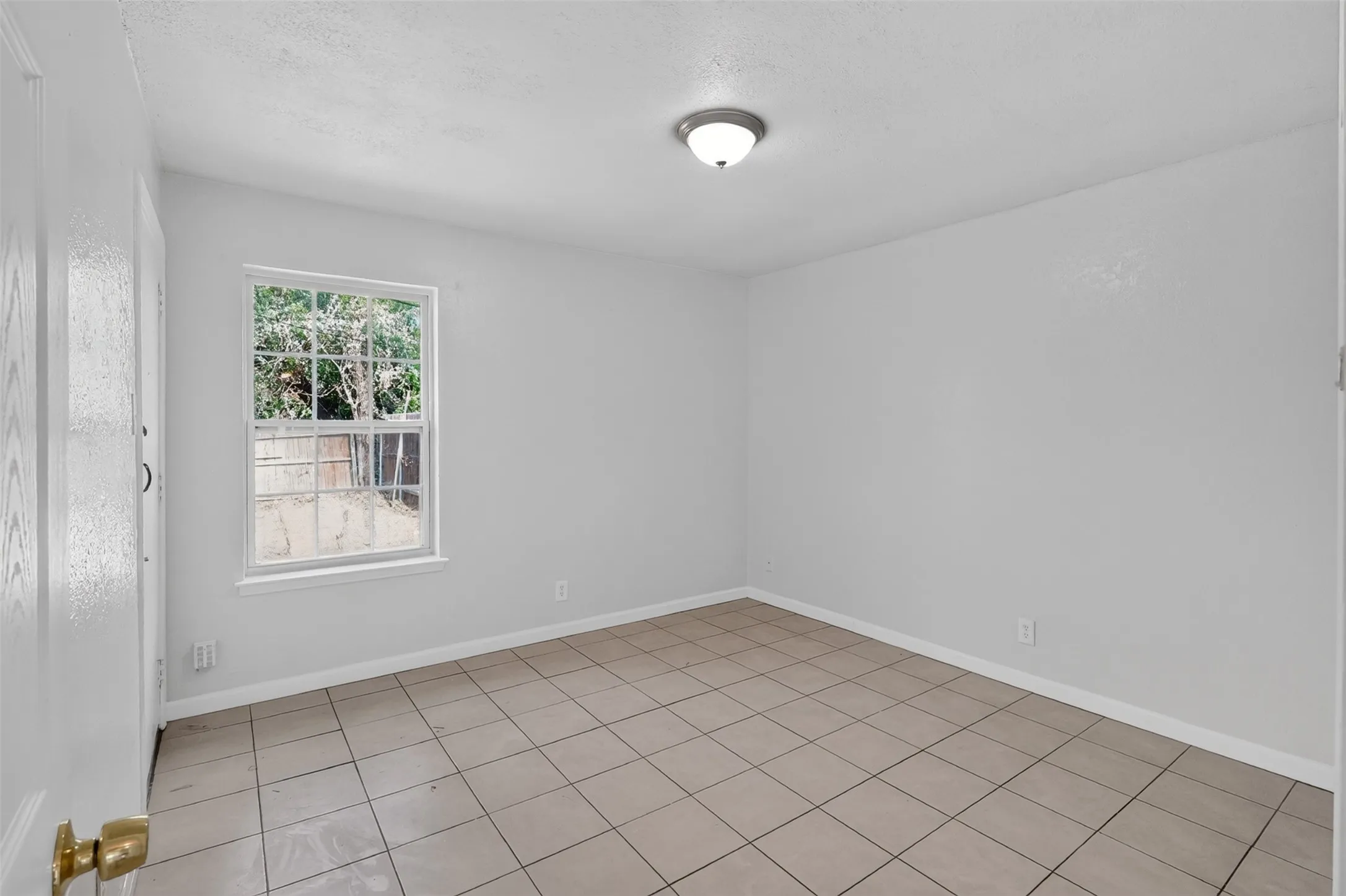 Duplex For Rent in Tarrant County , 1805 Mcqueary Street 1807, Arlington, Texas 76012, 2 Bedroom, 1 Bathroom, Garage spaces, 1,556 Sqft, built in 1982, mls#21400102, Real Estate Agent in Arlington, Homes For Rent in Tarrant county, Homes For Rent in Arlington, Realtor in Arlington Texas, Real Estate Brokerage Independent Realty Texas, Luminita Cordes Realtor