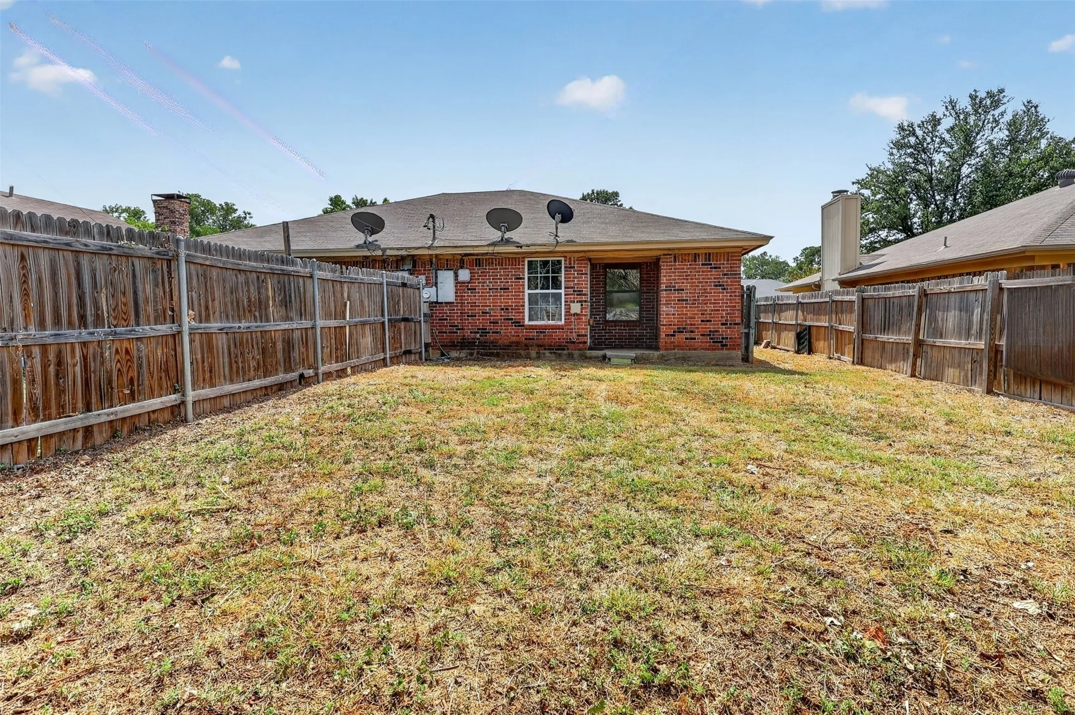 Duplex For Rent in Tarrant County , 1805 Mcqueary Street 1807, Arlington, Texas 76012, 2 Bedroom, 1 Bathroom, Garage spaces, 1,556 Sqft, built in 1982, mls#21400102, Real Estate Agent in Arlington, Homes For Rent in Tarrant county, Homes For Rent in Arlington, Realtor in Arlington Texas, Real Estate Brokerage Independent Realty Texas, Luminita Cordes Realtor