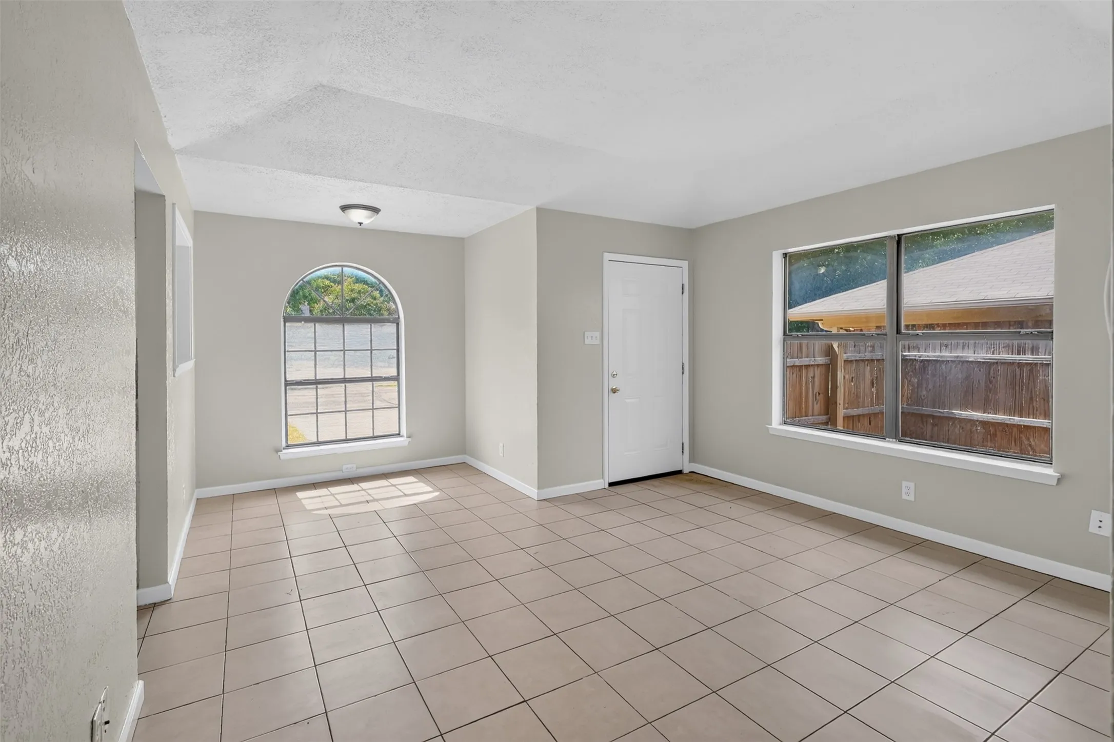 Duplex For Rent in Tarrant County , 1805 Mcqueary Street 1807, Arlington, Texas 76012, 2 Bedroom, 1 Bathroom, Garage spaces, 1,556 Sqft, built in 1982, mls#21400102, Real Estate Agent in Arlington, Homes For Rent in Tarrant county, Homes For Rent in Arlington, Realtor in Arlington Texas, Real Estate Brokerage Independent Realty Texas, Luminita Cordes Realtor