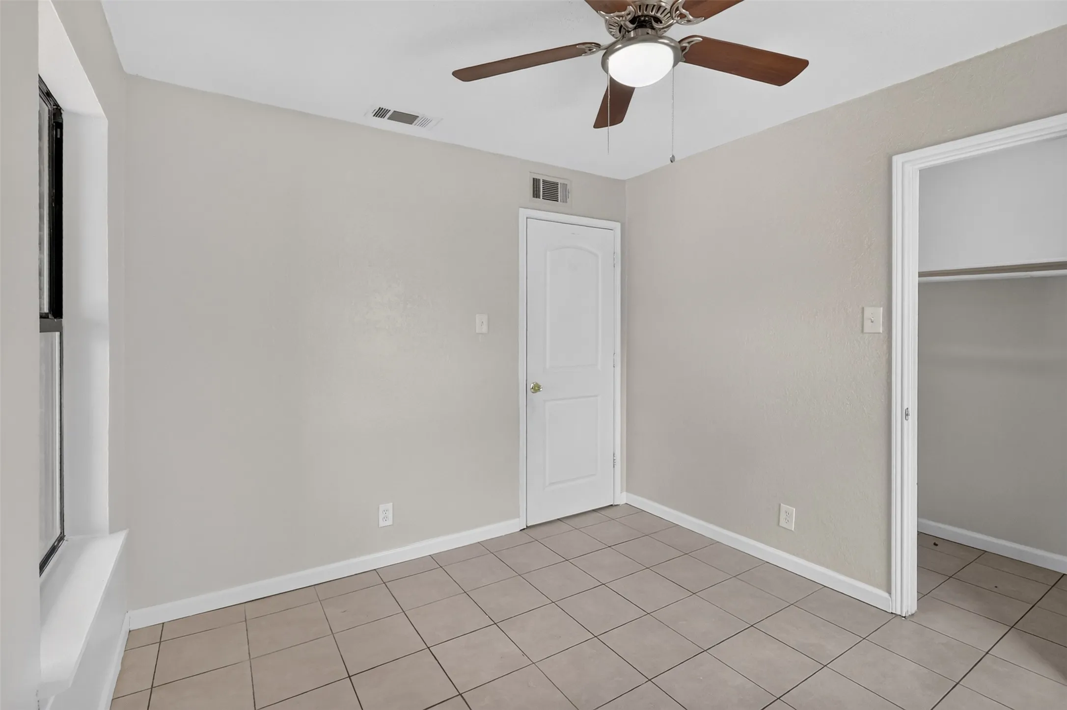 Duplex For Rent in Tarrant County , 1805 Mcqueary Street 1807, Arlington, Texas 76012, 2 Bedroom, 1 Bathroom, Garage spaces, 1,556 Sqft, built in 1982, mls#21400102, Real Estate Agent in Arlington, Homes For Rent in Tarrant county, Homes For Rent in Arlington, Realtor in Arlington Texas, Real Estate Brokerage Independent Realty Texas, Luminita Cordes Realtor