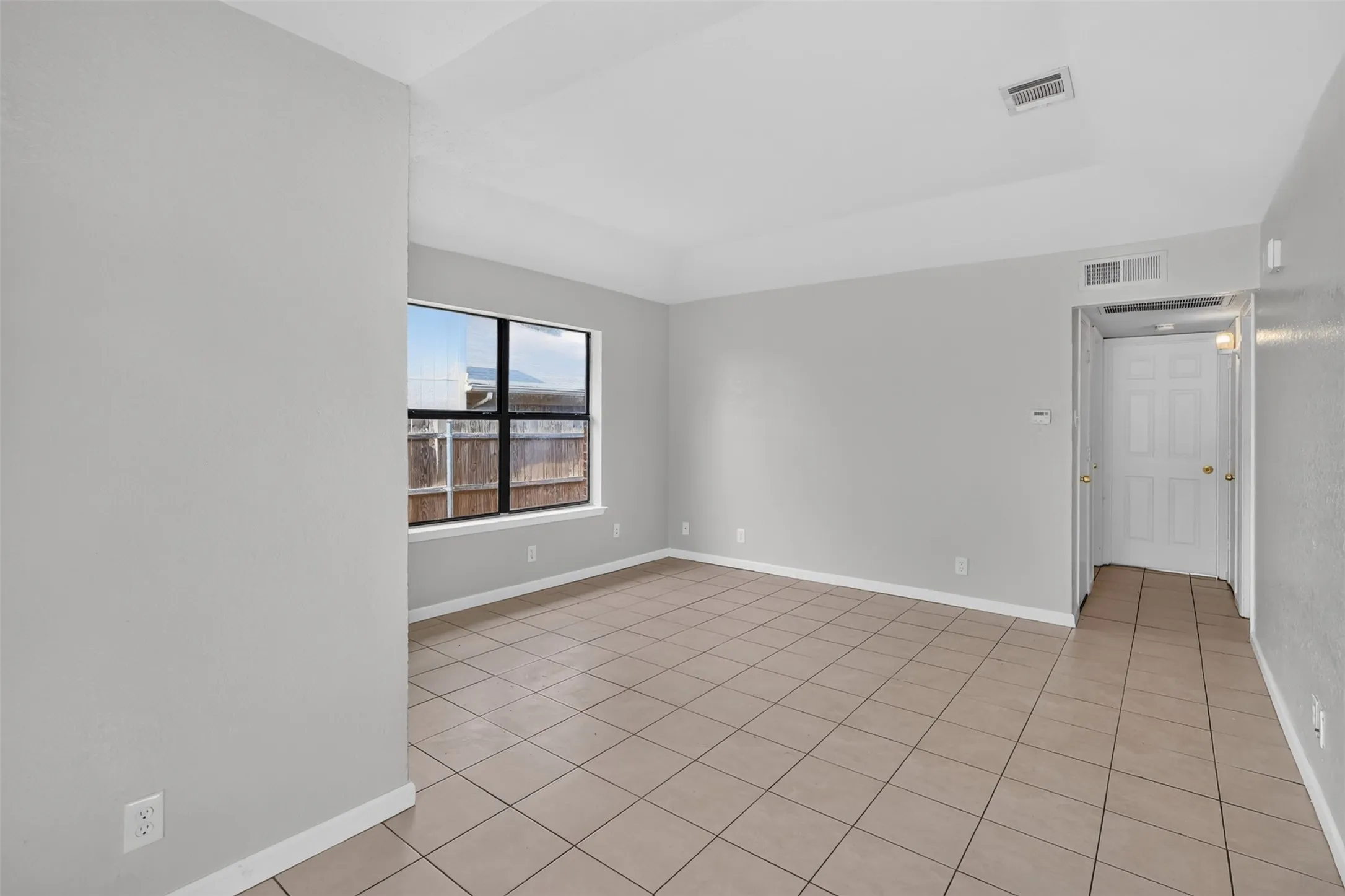 Duplex For Rent in Tarrant County , 1805 Mcqueary Street 1807, Arlington, Texas 76012, 2 Bedroom, 1 Bathroom, Garage spaces, 1,556 Sqft, built in 1982, mls#21400102, Real Estate Agent in Arlington, Homes For Rent in Tarrant county, Homes For Rent in Arlington, Realtor in Arlington Texas, Real Estate Brokerage Independent Realty Texas, Luminita Cordes Realtor
