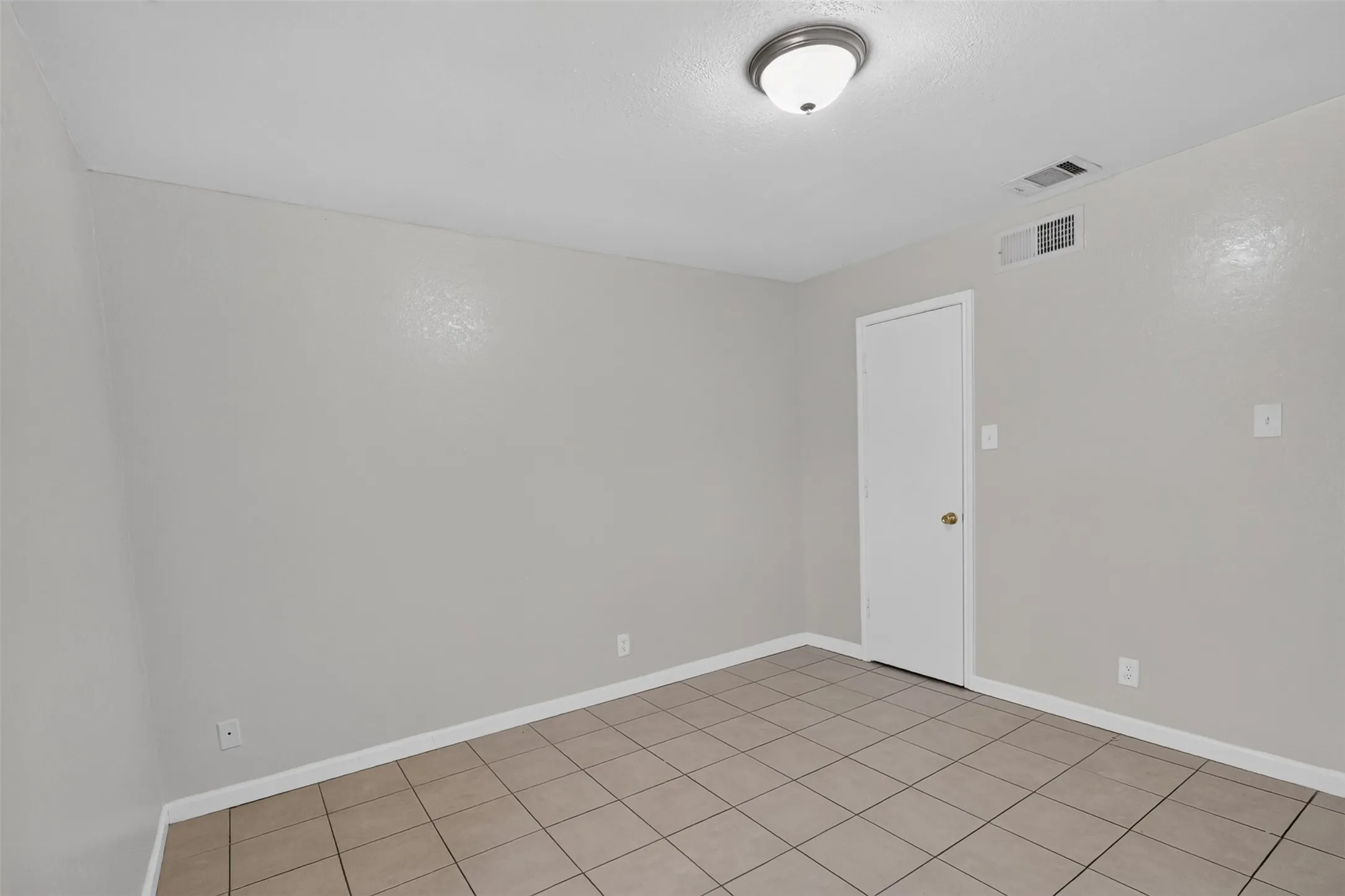 Duplex For Rent in Tarrant County , 1805 Mcqueary Street 1807, Arlington, Texas 76012, 2 Bedroom, 1 Bathroom, Garage spaces, 1,556 Sqft, built in 1982, mls#21400102, Real Estate Agent in Arlington, Homes For Rent in Tarrant county, Homes For Rent in Arlington, Realtor in Arlington Texas, Real Estate Brokerage Independent Realty Texas, Luminita Cordes Realtor