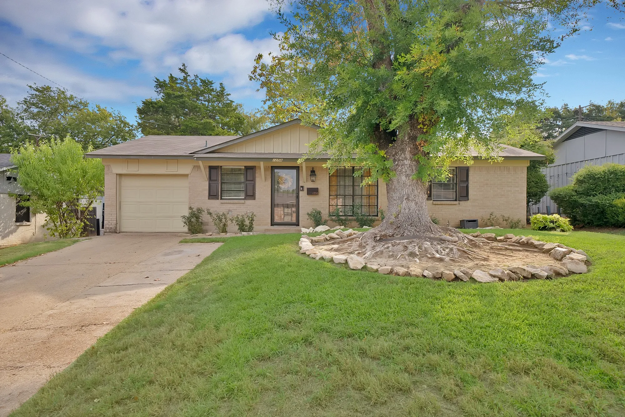 Single Family Residence For Sale in Dallas County , 1258 Hidden Valley Drive, Dallas, Texas 75241, 3 Bedroom, 2 Bathroom, 1 Garage spaces, 1,478 Sqft, built in 1965, mls#21399329, Real Estate Agent in Dallas, Homes For Sale in Dallas county, Homes For Sale in Dallas, Realtor in Dallas Texas, Real Estate Brokerage Independent Realty Texas, Luminita Cordes Realtor