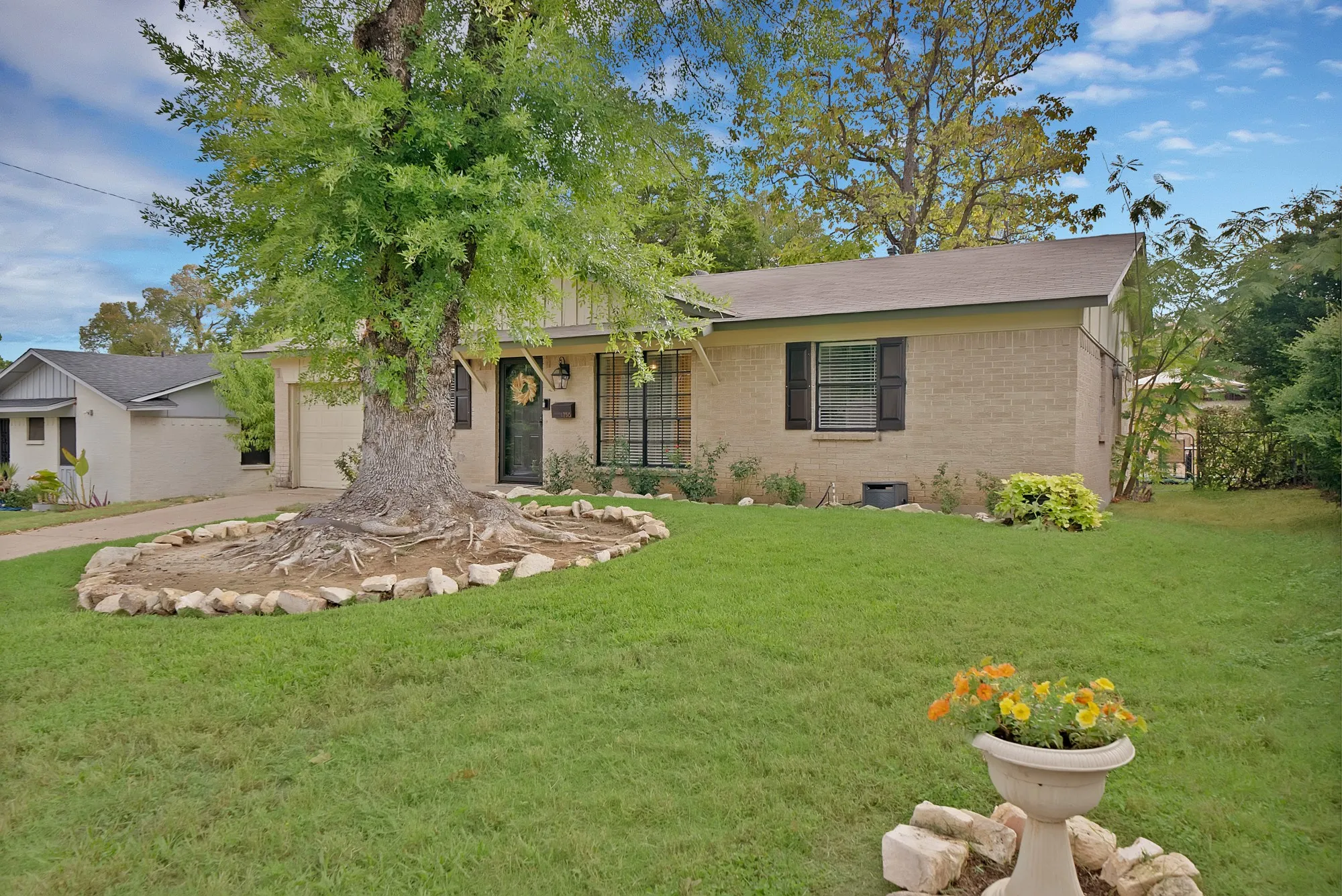 Single Family Residence For Sale in Dallas County , 1258 Hidden Valley Drive, Dallas, Texas 75241, 3 Bedroom, 2 Bathroom, 1 Garage spaces, 1,478 Sqft, built in 1965, mls#21399329, Real Estate Agent in Dallas, Homes For Sale in Dallas county, Homes For Sale in Dallas, Realtor in Dallas Texas, Real Estate Brokerage Independent Realty Texas, Luminita Cordes Realtor