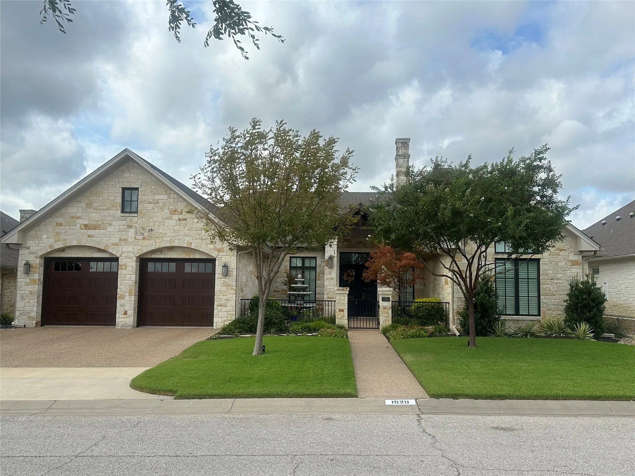 Single Family Residence For Sale in Mc Lennan County , 1520 Ridgewood Drive, Waco, Texas 76710, 4 Bedroom, 5 Bathroom, 2 Garage spaces, 3,853 Sqft, built in 2016, mls#21399694, Real Estate Agent in Waco, Homes For Sale in Mc Lennan county, Homes For Sale in Waco, Realtor in Waco Texas, Real Estate Brokerage Independent Realty Texas, Luminita Cordes Realtor