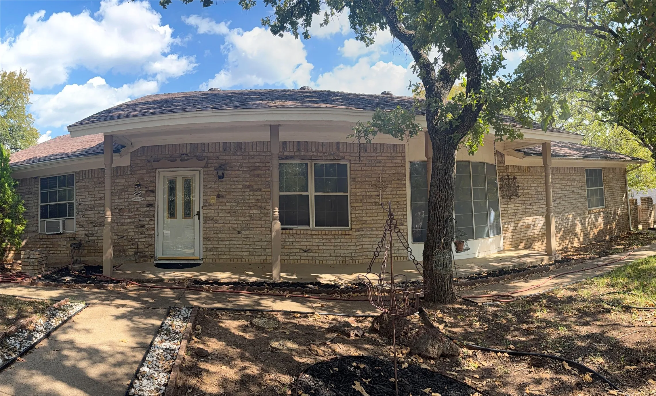 Single Family Residence For Sale in Tarrant County , 6628 Chilton Drive, North Richland Hills, Texas 76182, 3 Bedroom, 2 Bathroom, Garage spaces, 2,349 Sqft, built in 1969, mls#21398559, Real Estate Agent in North Richland Hills, Homes For Sale in Tarrant county, Homes For Sale in North Richland Hills, Realtor in North Richland Hills Texas, Real Estate Brokerage Independent Realty Texas, Luminita Cordes Realtor