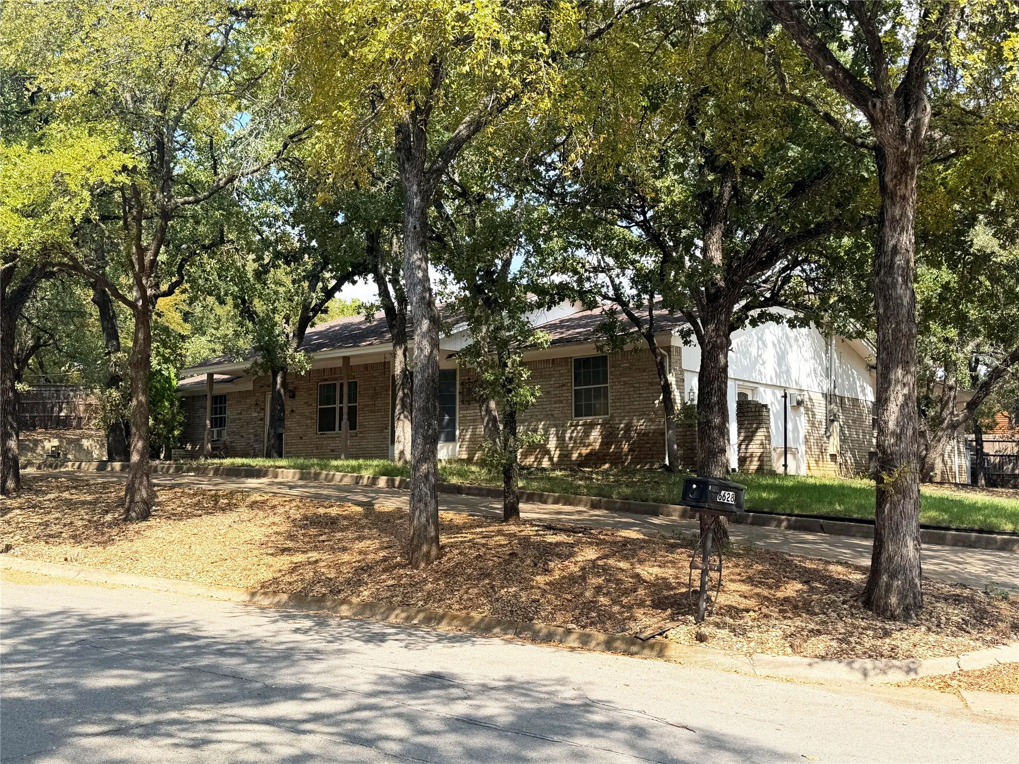 Single Family Residence For Sale in Tarrant County , 6628 Chilton Drive, North Richland Hills, Texas 76182, 3 Bedroom, 2 Bathroom, Garage spaces, 2,349 Sqft, built in 1969, mls#21398559, Real Estate Agent in North Richland Hills, Homes For Sale in Tarrant county, Homes For Sale in North Richland Hills, Realtor in North Richland Hills Texas, Real Estate Brokerage Independent Realty Texas, Luminita Cordes Realtor