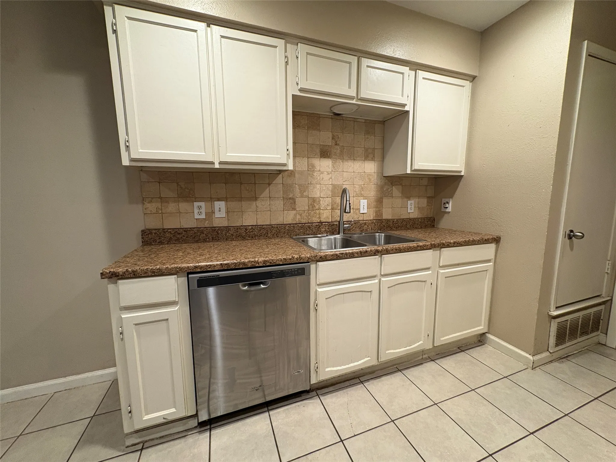 Duplex For Rent in Tarrant County , 6409 Westcreek Drive, Fort Worth, Texas 76133, 2 Bedroom, 2 Bathroom, 2 Garage spaces, 1,181 Sqft, built in 1981, mls#21400035, Real Estate Agent in Fort Worth, Homes For Rent in Tarrant county, Homes For Rent in Fort Worth, Realtor in Fort Worth Texas, Real Estate Brokerage Independent Realty Texas, Luminita Cordes Realtor