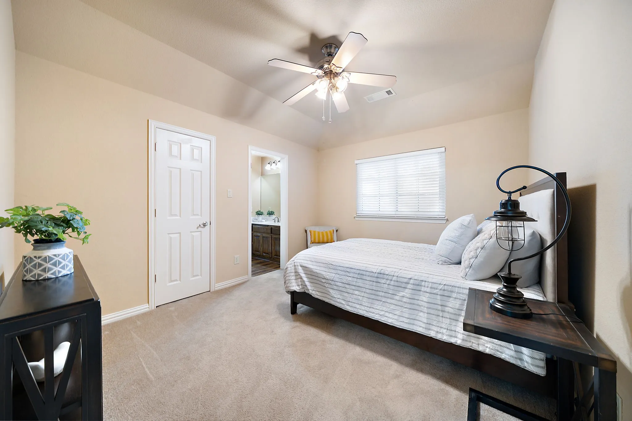 Single Family Residence For Sale in Collin County , 18 Oxford Way, Allen, Texas 75002, 5 Bedroom, 4 Bathroom, 2 Garage spaces, 2,900 Sqft, built in 2005, mls#21391314, Real Estate Agent in Allen, Homes For Sale in Collin county, Homes For Sale in Allen, Realtor in Allen Texas, Real Estate Brokerage Independent Realty Texas, Luminita Cordes Realtor