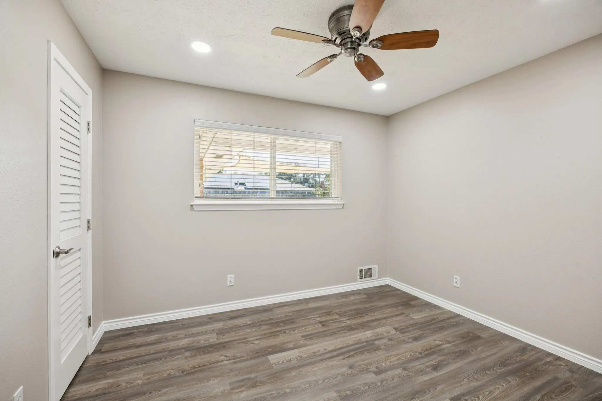 Single Family Residence For Sale in Dallas County , 9536 Millridge Drive, Dallas, Texas 75243, 4 Bedroom, 3 Bathroom, 2 Garage spaces, 2,423 Sqft, built in 1970, mls#21400112, Real Estate Agent in Dallas, Homes For Sale in Dallas county, Homes For Sale in Dallas, Realtor in Dallas Texas, Real Estate Brokerage Independent Realty Texas, Luminita Cordes Realtor