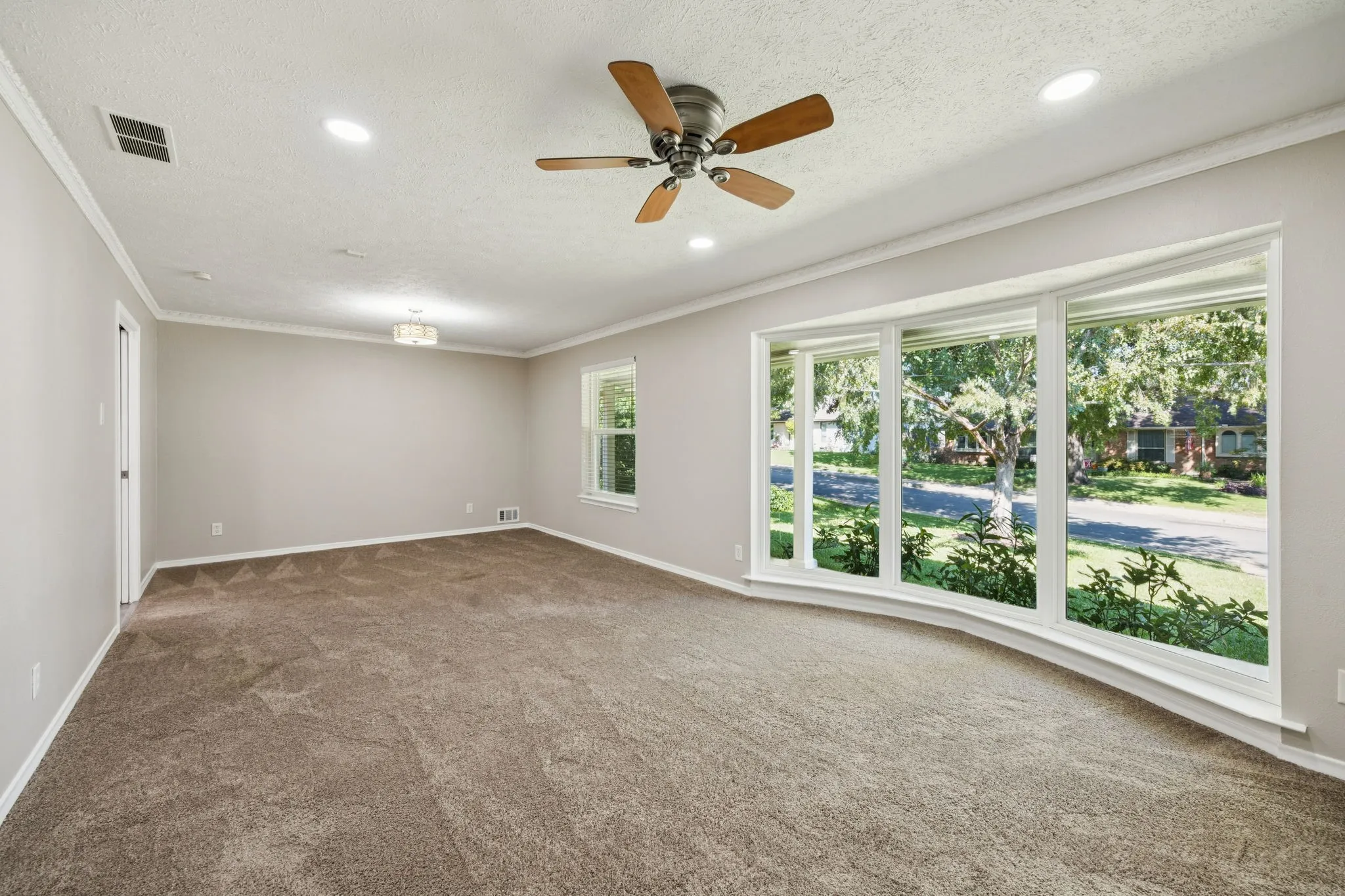 Single Family Residence For Sale in Dallas County , 9536 Millridge Drive, Dallas, Texas 75243, 4 Bedroom, 3 Bathroom, 2 Garage spaces, 2,423 Sqft, built in 1970, mls#21400112, Real Estate Agent in Dallas, Homes For Sale in Dallas county, Homes For Sale in Dallas, Realtor in Dallas Texas, Real Estate Brokerage Independent Realty Texas, Luminita Cordes Realtor