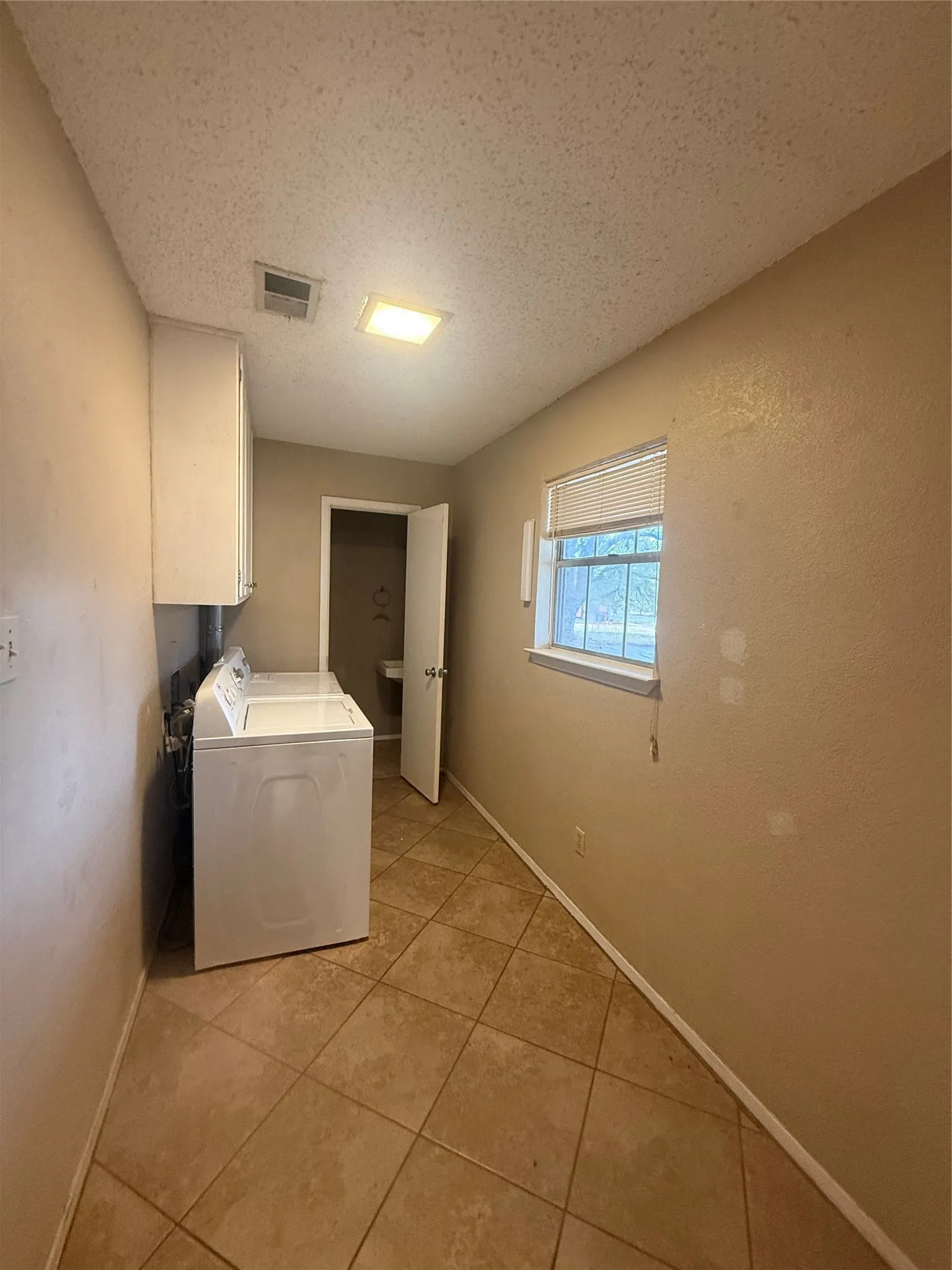 Single Family Residence For Rent in Parker County , 3808 Ridge Road, Willow Park, Texas 76087, 3 Bedroom, 3 Bathroom, 2 Garage spaces, 1,848 Sqft, built in 1974, mls#21400075, Real Estate Agent in Willow Park, Homes For Rent in Parker county, Homes For Rent in Willow Park, Realtor in Willow Park Texas, Real Estate Brokerage Independent Realty Texas, Luminita Cordes Realtor