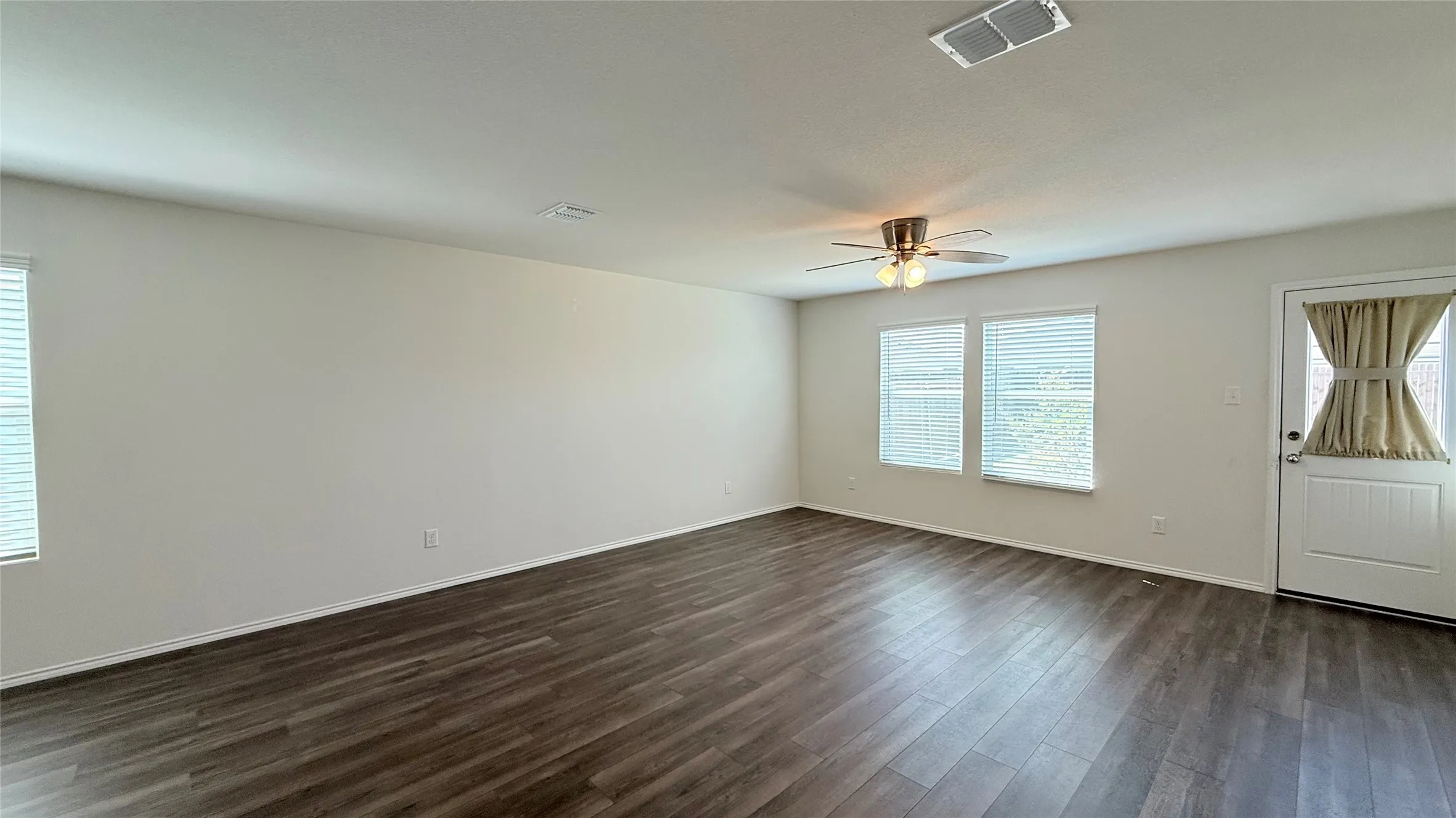 Single Family Residence For Rent in Collin County , 5204 Longshadow Drive, Princeton, Texas 75407, 3 Bedroom, 2 Bathroom, 2 Garage spaces, 1,479 Sqft, built in 2020, mls#21400168, Real Estate Agent in Princeton, Homes For Rent in Collin county, Homes For Rent in Princeton, Realtor in Princeton Texas, Real Estate Brokerage Independent Realty Texas, Luminita Cordes Realtor