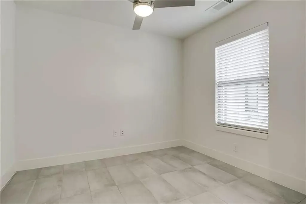 Ceiling fan light fixture