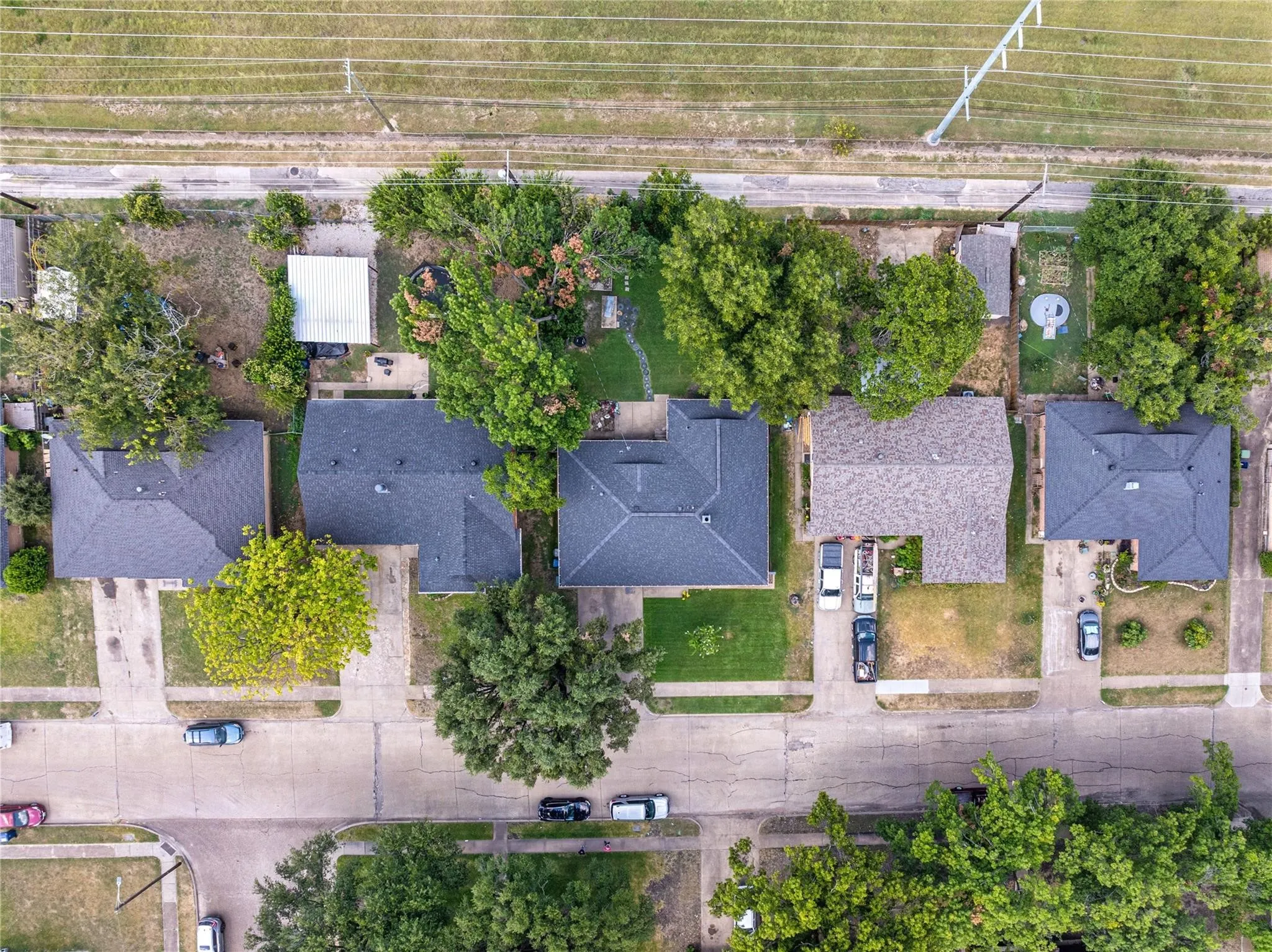 Single Family Residence For Sale in Dallas County , 2413 Cardinal Lane, Garland, Texas 75042, 3 Bedroom, 2 Bathroom, 2 Garage spaces, 1,363 Sqft, built in 1960, mls#21400184, Real Estate Agent in Garland, Homes For Sale in Dallas county, Homes For Sale in Garland, Realtor in Garland Texas, Real Estate Brokerage Independent Realty Texas, Luminita Cordes Realtor