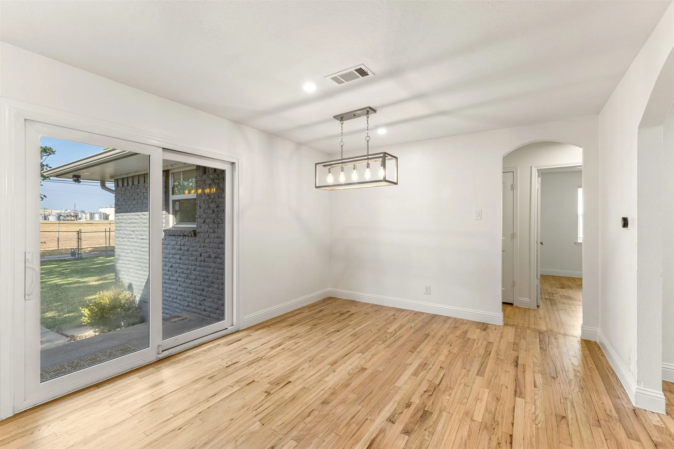 Single Family Residence For Sale in Dallas County , 2413 Cardinal Lane, Garland, Texas 75042, 3 Bedroom, 2 Bathroom, 2 Garage spaces, 1,363 Sqft, built in 1960, mls#21400184, Real Estate Agent in Garland, Homes For Sale in Dallas county, Homes For Sale in Garland, Realtor in Garland Texas, Real Estate Brokerage Independent Realty Texas, Luminita Cordes Realtor