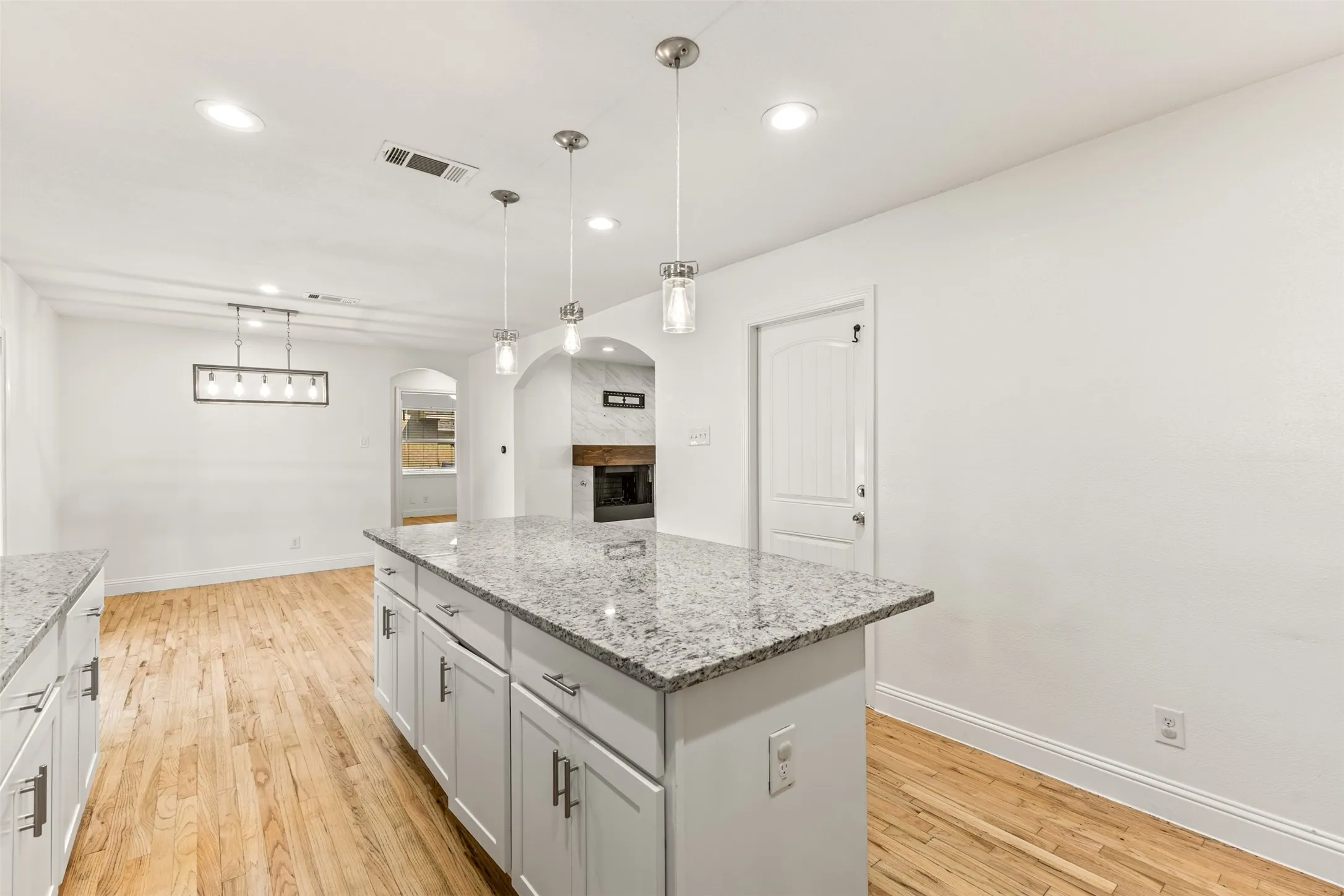 Single Family Residence For Sale in Dallas County , 2413 Cardinal Lane, Garland, Texas 75042, 3 Bedroom, 2 Bathroom, 2 Garage spaces, 1,363 Sqft, built in 1960, mls#21400184, Real Estate Agent in Garland, Homes For Sale in Dallas county, Homes For Sale in Garland, Realtor in Garland Texas, Real Estate Brokerage Independent Realty Texas, Luminita Cordes Realtor