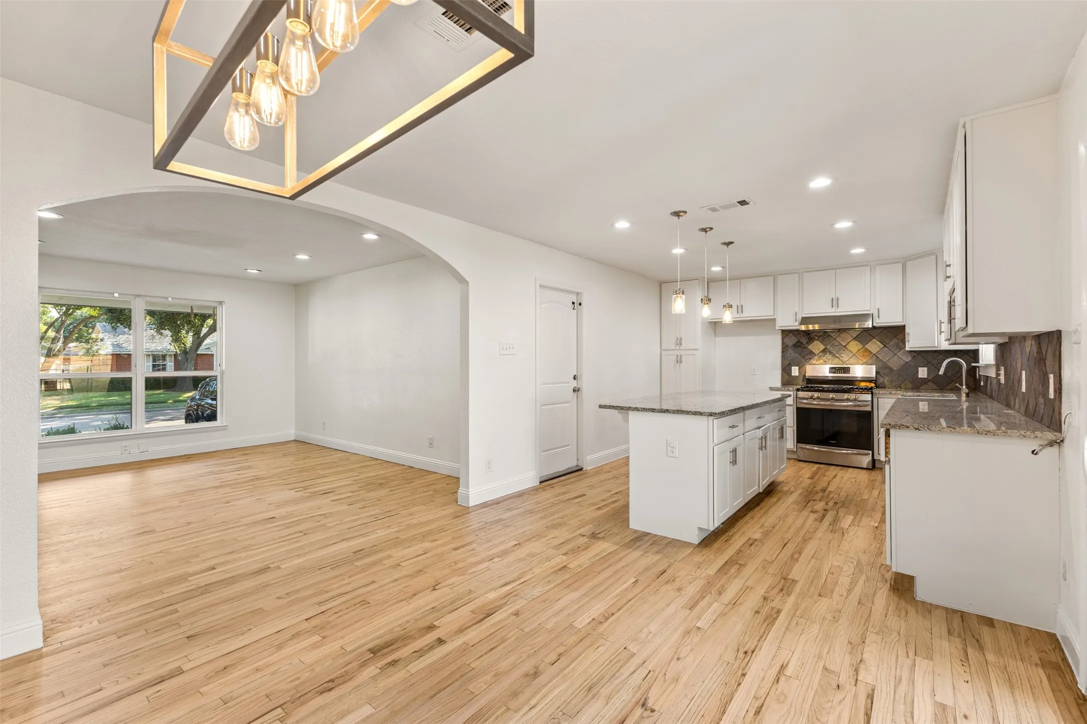 Single Family Residence For Sale in Dallas County , 2413 Cardinal Lane, Garland, Texas 75042, 3 Bedroom, 2 Bathroom, 2 Garage spaces, 1,363 Sqft, built in 1960, mls#21400184, Real Estate Agent in Garland, Homes For Sale in Dallas county, Homes For Sale in Garland, Realtor in Garland Texas, Real Estate Brokerage Independent Realty Texas, Luminita Cordes Realtor