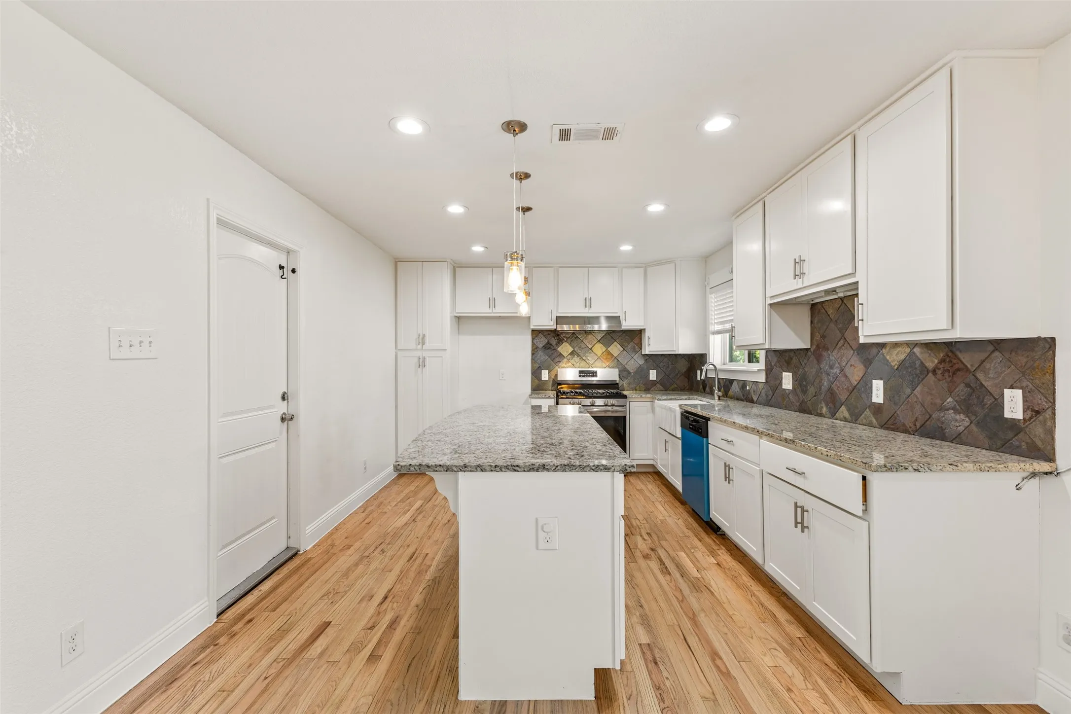 Single Family Residence For Sale in Dallas County , 2413 Cardinal Lane, Garland, Texas 75042, 3 Bedroom, 2 Bathroom, 2 Garage spaces, 1,363 Sqft, built in 1960, mls#21400184, Real Estate Agent in Garland, Homes For Sale in Dallas county, Homes For Sale in Garland, Realtor in Garland Texas, Real Estate Brokerage Independent Realty Texas, Luminita Cordes Realtor