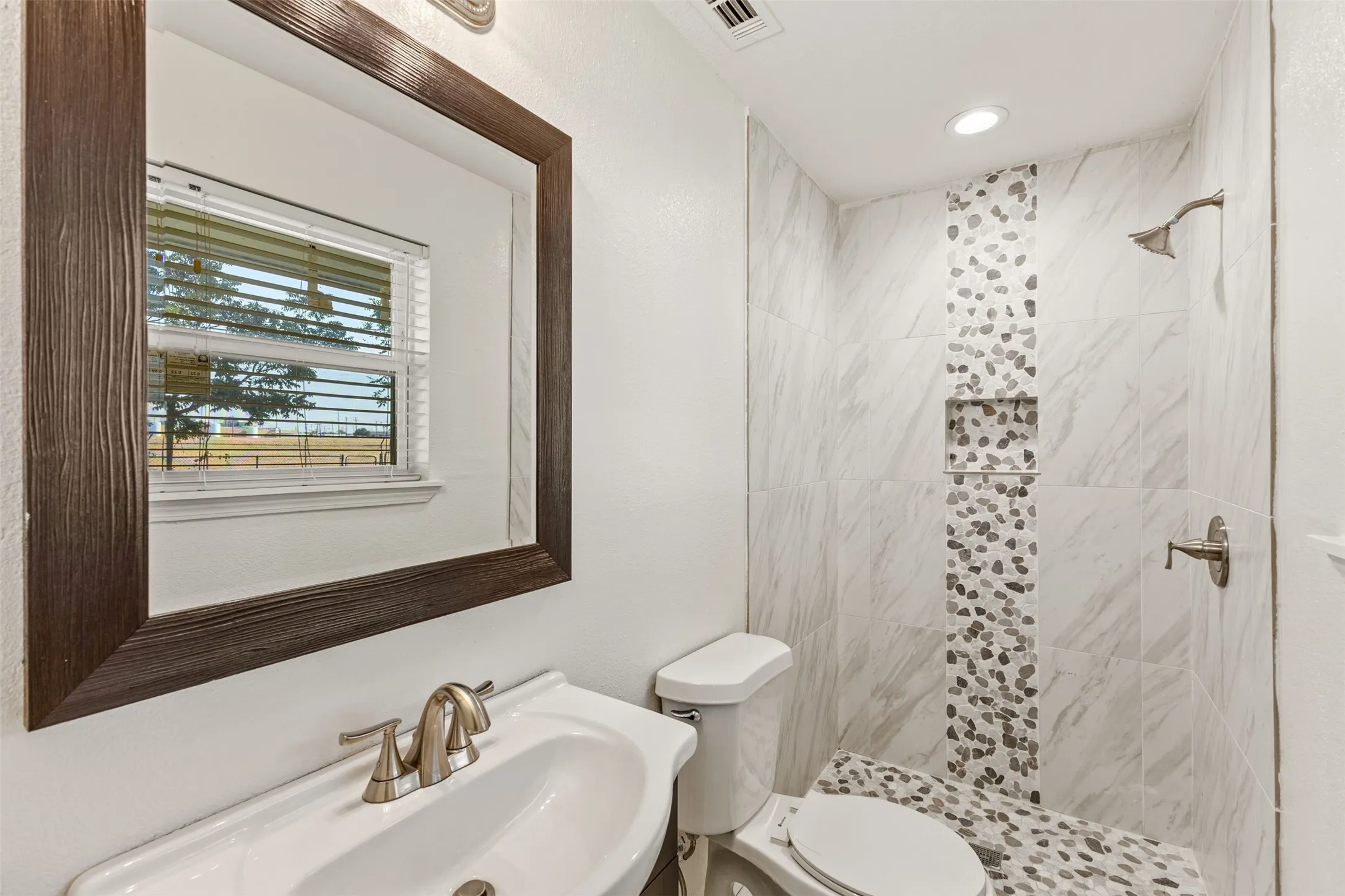 Single Family Residence For Sale in Dallas County , 2413 Cardinal Lane, Garland, Texas 75042, 3 Bedroom, 2 Bathroom, 2 Garage spaces, 1,363 Sqft, built in 1960, mls#21400184, Real Estate Agent in Garland, Homes For Sale in Dallas county, Homes For Sale in Garland, Realtor in Garland Texas, Real Estate Brokerage Independent Realty Texas, Luminita Cordes Realtor