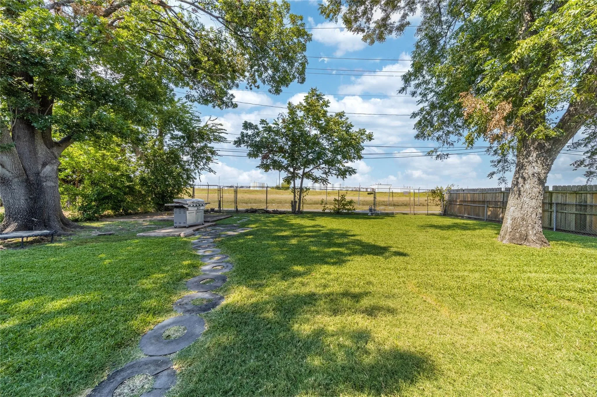Single Family Residence For Sale in Dallas County , 2413 Cardinal Lane, Garland, Texas 75042, 3 Bedroom, 2 Bathroom, 2 Garage spaces, 1,363 Sqft, built in 1960, mls#21400184, Real Estate Agent in Garland, Homes For Sale in Dallas county, Homes For Sale in Garland, Realtor in Garland Texas, Real Estate Brokerage Independent Realty Texas, Luminita Cordes Realtor