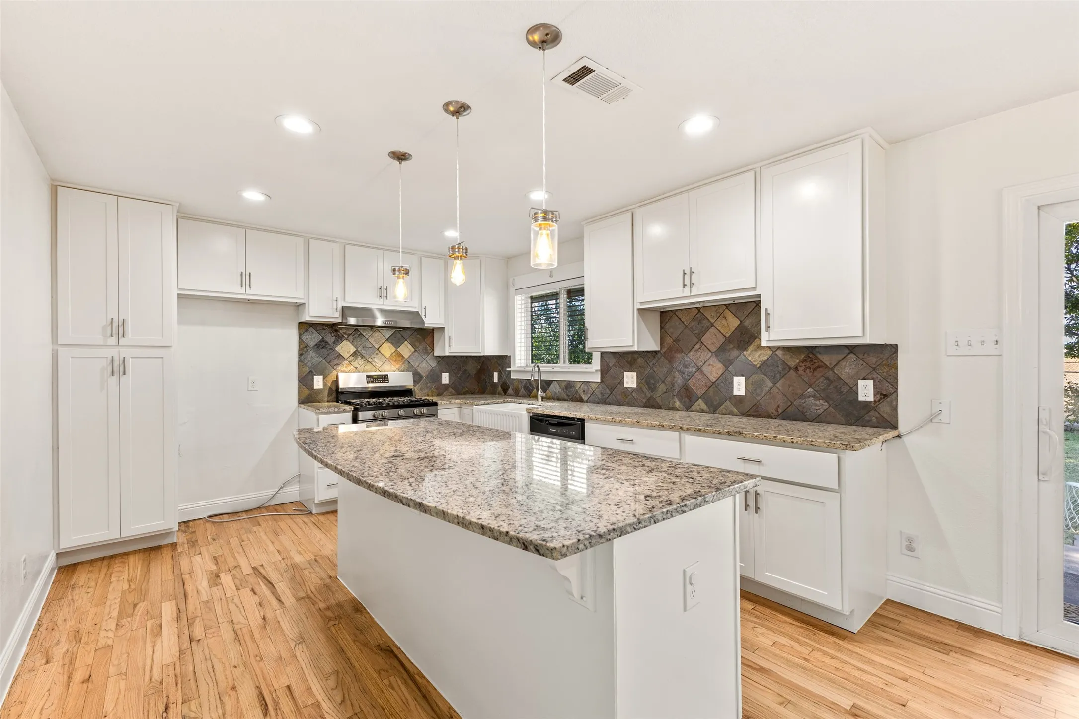 Single Family Residence For Sale in Dallas County , 2413 Cardinal Lane, Garland, Texas 75042, 3 Bedroom, 2 Bathroom, 2 Garage spaces, 1,363 Sqft, built in 1960, mls#21400184, Real Estate Agent in Garland, Homes For Sale in Dallas county, Homes For Sale in Garland, Realtor in Garland Texas, Real Estate Brokerage Independent Realty Texas, Luminita Cordes Realtor