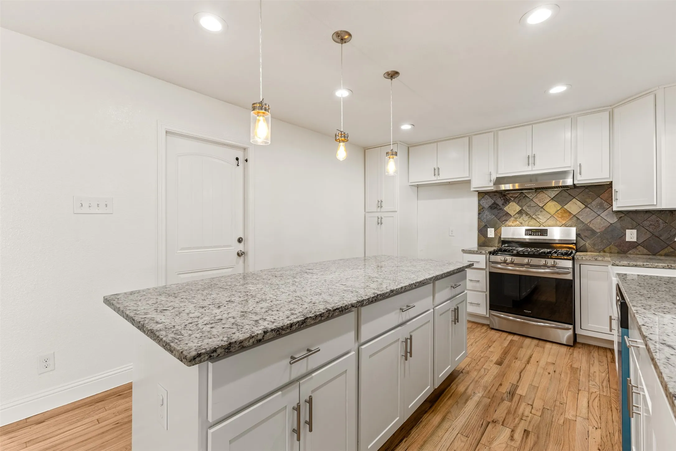 Single Family Residence For Sale in Dallas County , 2413 Cardinal Lane, Garland, Texas 75042, 3 Bedroom, 2 Bathroom, 2 Garage spaces, 1,363 Sqft, built in 1960, mls#21400184, Real Estate Agent in Garland, Homes For Sale in Dallas county, Homes For Sale in Garland, Realtor in Garland Texas, Real Estate Brokerage Independent Realty Texas, Luminita Cordes Realtor