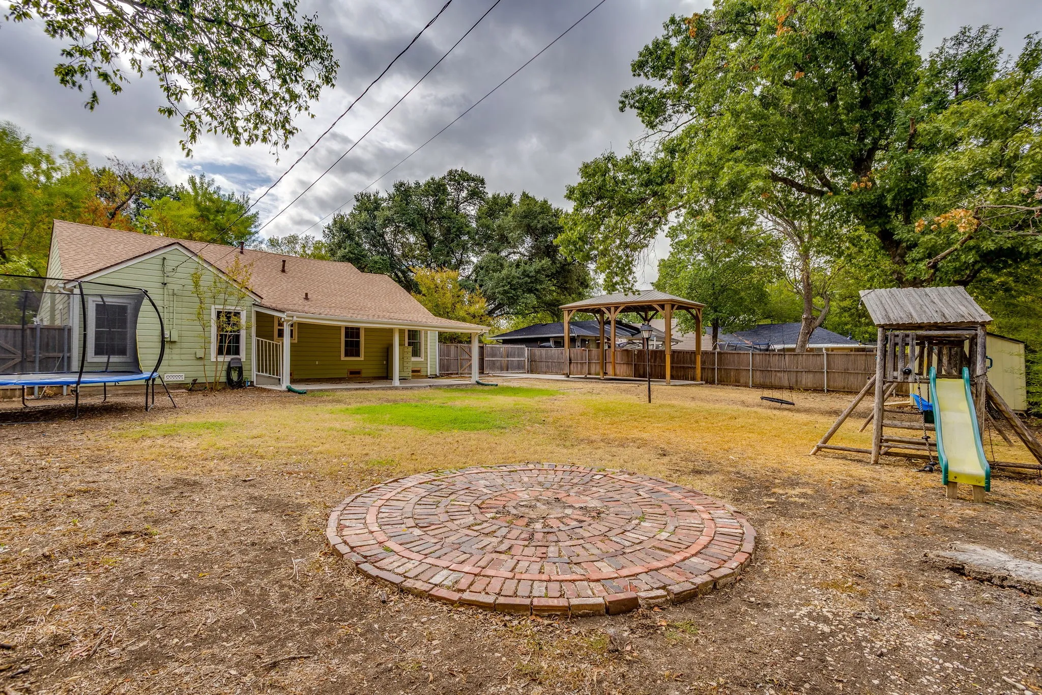 Single Family Residence For Sale in Ellis County , 303 Harbin Avenue, Waxahachie, Texas 75165, 3 Bedroom, 1 Bathroom, Garage spaces, 1,644 Sqft, built in 1956, mls#21392890, Real Estate Agent in Waxahachie, Homes For Sale in Ellis county, Homes For Sale in Waxahachie, Realtor in Waxahachie Texas, Real Estate Brokerage Independent Realty Texas, Luminita Cordes Realtor