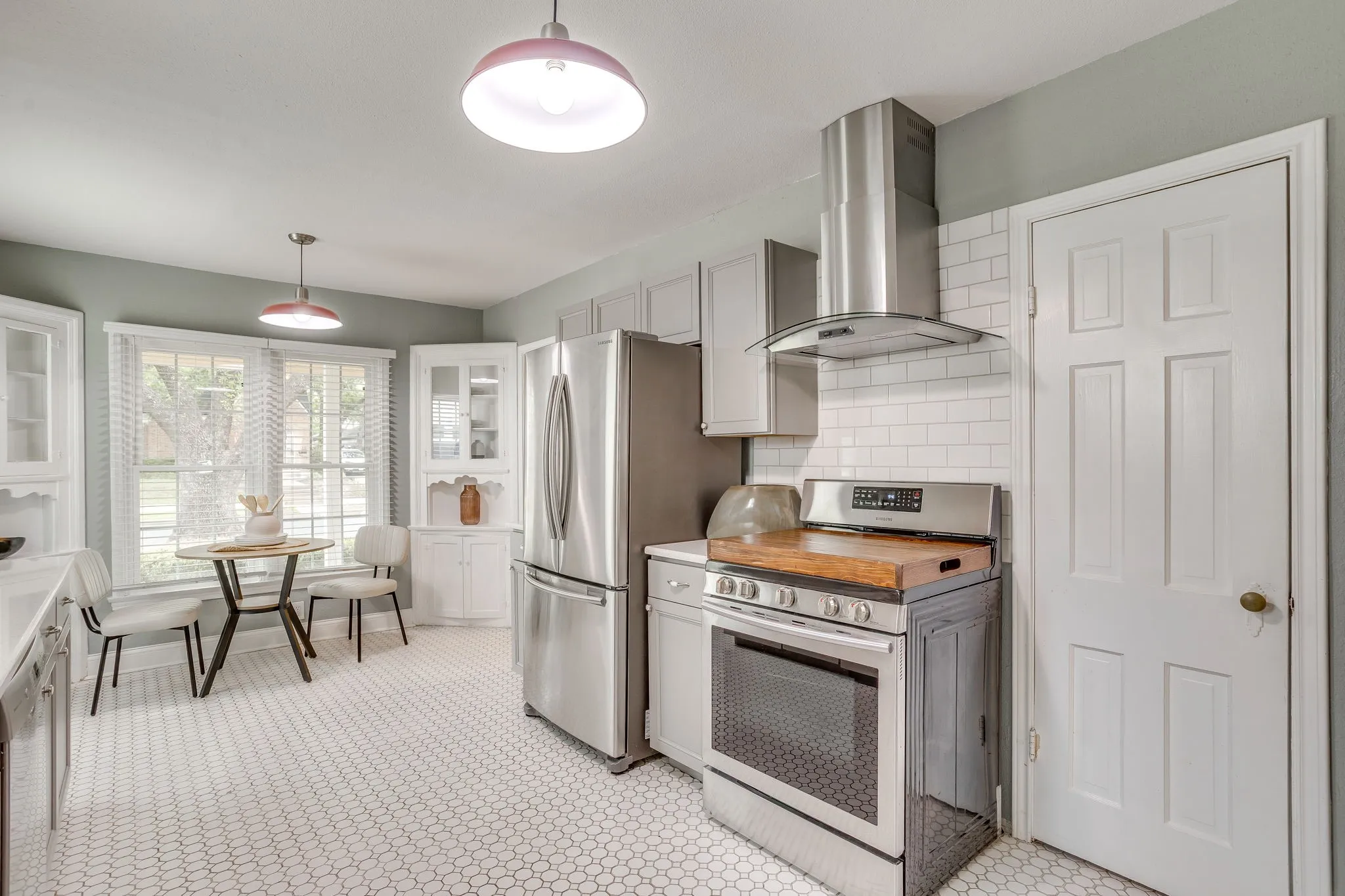 Single Family Residence For Sale in Ellis County , 303 Harbin Avenue, Waxahachie, Texas 75165, 3 Bedroom, 1 Bathroom, Garage spaces, 1,644 Sqft, built in 1956, mls#21392890, Real Estate Agent in Waxahachie, Homes For Sale in Ellis county, Homes For Sale in Waxahachie, Realtor in Waxahachie Texas, Real Estate Brokerage Independent Realty Texas, Luminita Cordes Realtor