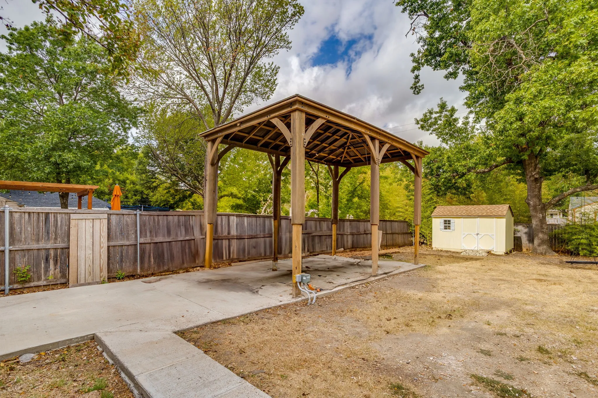 Single Family Residence For Sale in Ellis County , 303 Harbin Avenue, Waxahachie, Texas 75165, 3 Bedroom, 1 Bathroom, Garage spaces, 1,644 Sqft, built in 1956, mls#21392890, Real Estate Agent in Waxahachie, Homes For Sale in Ellis county, Homes For Sale in Waxahachie, Realtor in Waxahachie Texas, Real Estate Brokerage Independent Realty Texas, Luminita Cordes Realtor