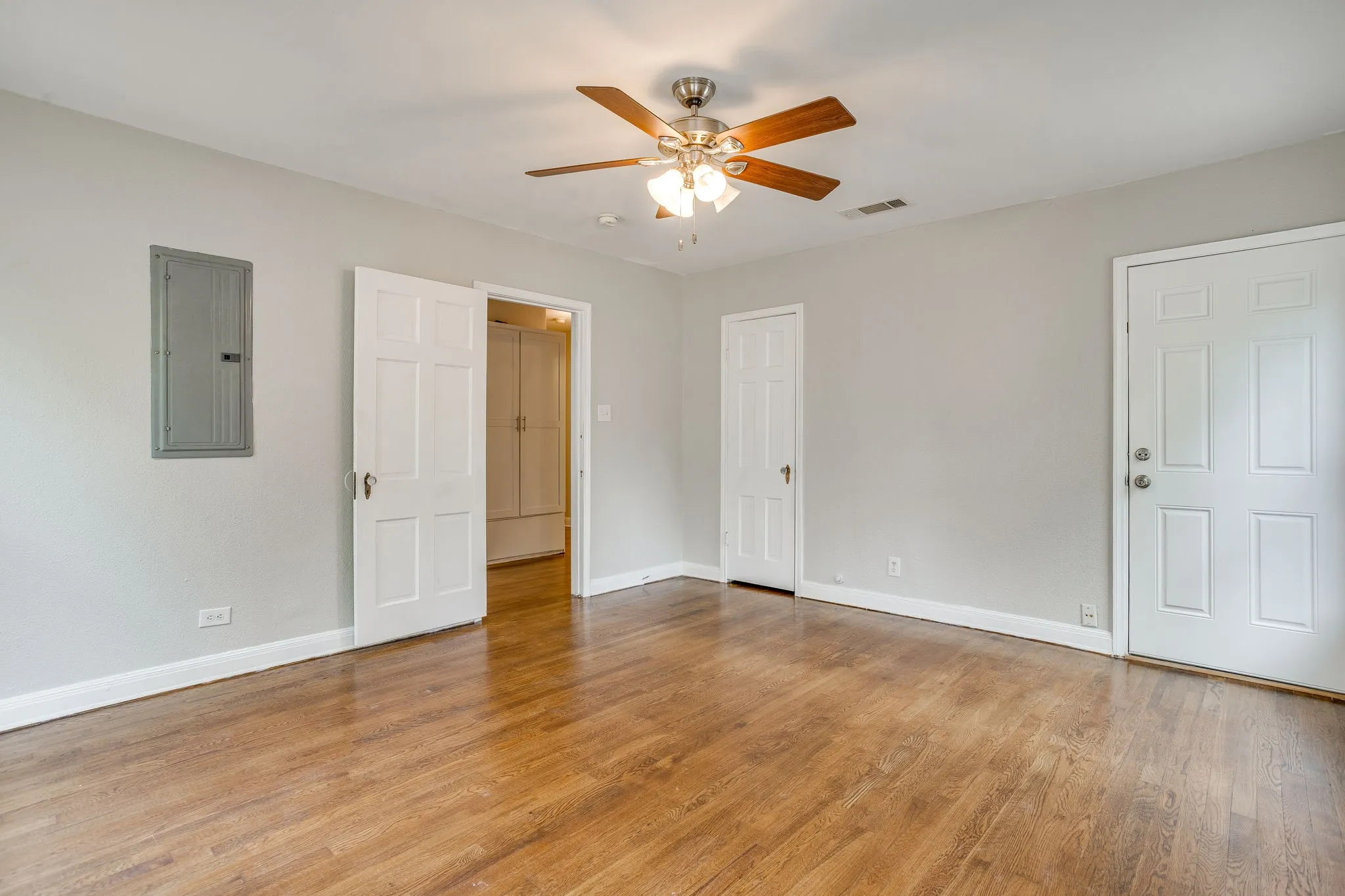 Single Family Residence For Sale in Ellis County , 303 Harbin Avenue, Waxahachie, Texas 75165, 3 Bedroom, 1 Bathroom, Garage spaces, 1,644 Sqft, built in 1956, mls#21392890, Real Estate Agent in Waxahachie, Homes For Sale in Ellis county, Homes For Sale in Waxahachie, Realtor in Waxahachie Texas, Real Estate Brokerage Independent Realty Texas, Luminita Cordes Realtor