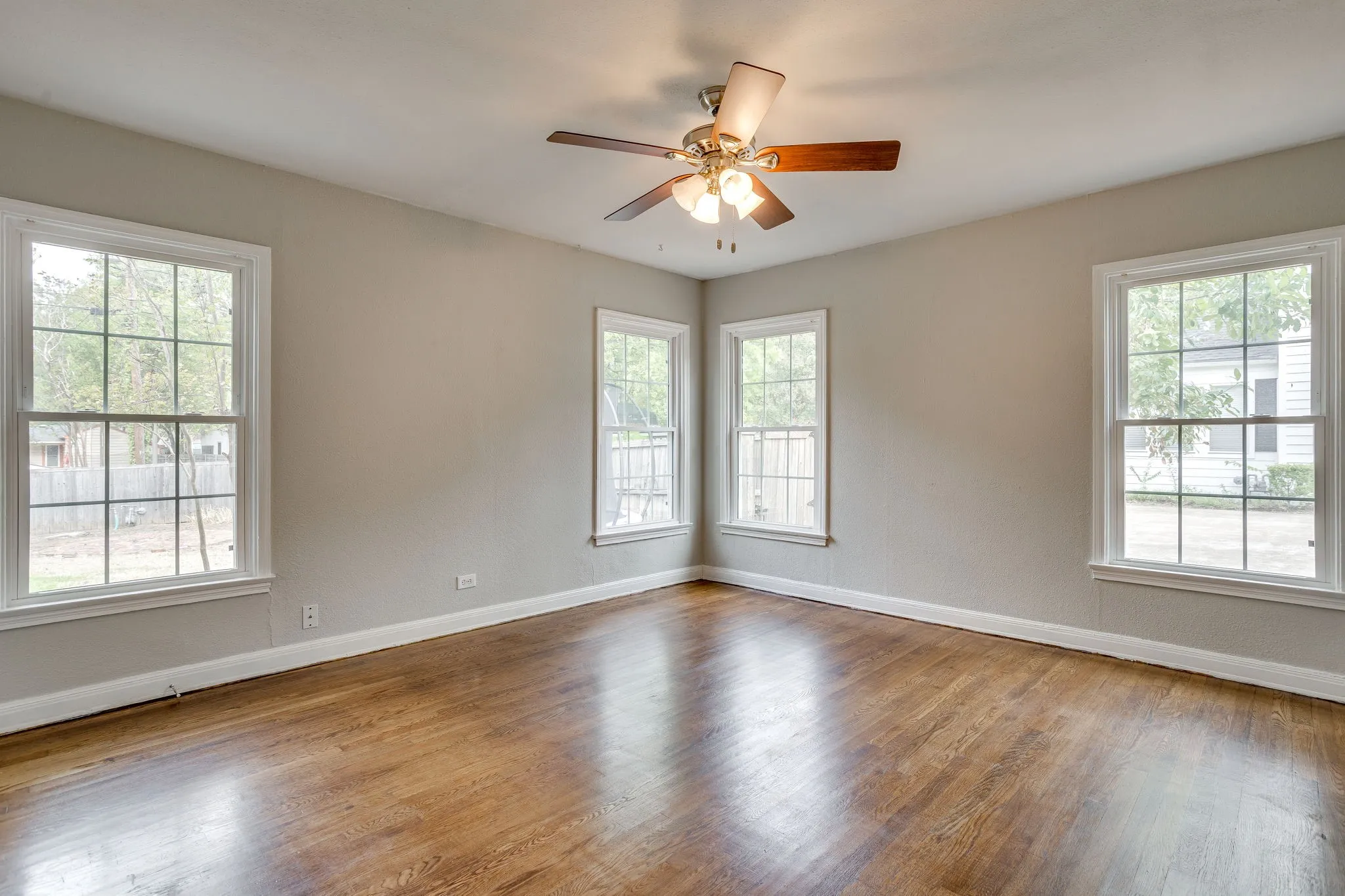 Single Family Residence For Sale in Ellis County , 303 Harbin Avenue, Waxahachie, Texas 75165, 3 Bedroom, 1 Bathroom, Garage spaces, 1,644 Sqft, built in 1956, mls#21392890, Real Estate Agent in Waxahachie, Homes For Sale in Ellis county, Homes For Sale in Waxahachie, Realtor in Waxahachie Texas, Real Estate Brokerage Independent Realty Texas, Luminita Cordes Realtor