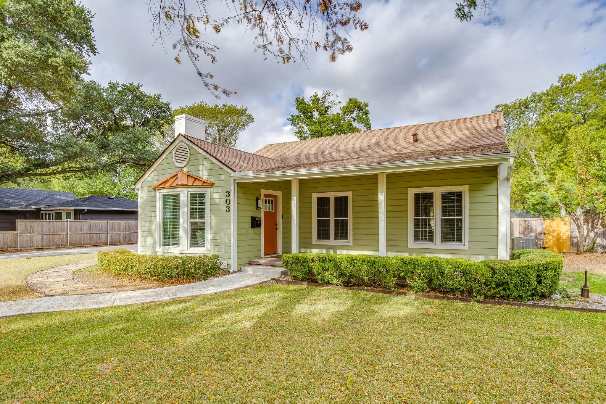 Single Family Residence For Sale in Ellis County , 303 Harbin Avenue, Waxahachie, Texas 75165, 3 Bedroom, 1 Bathroom, Garage spaces, 1,644 Sqft, built in 1956, mls#21392890, Real Estate Agent in Waxahachie, Homes For Sale in Ellis county, Homes For Sale in Waxahachie, Realtor in Waxahachie Texas, Real Estate Brokerage Independent Realty Texas, Luminita Cordes Realtor