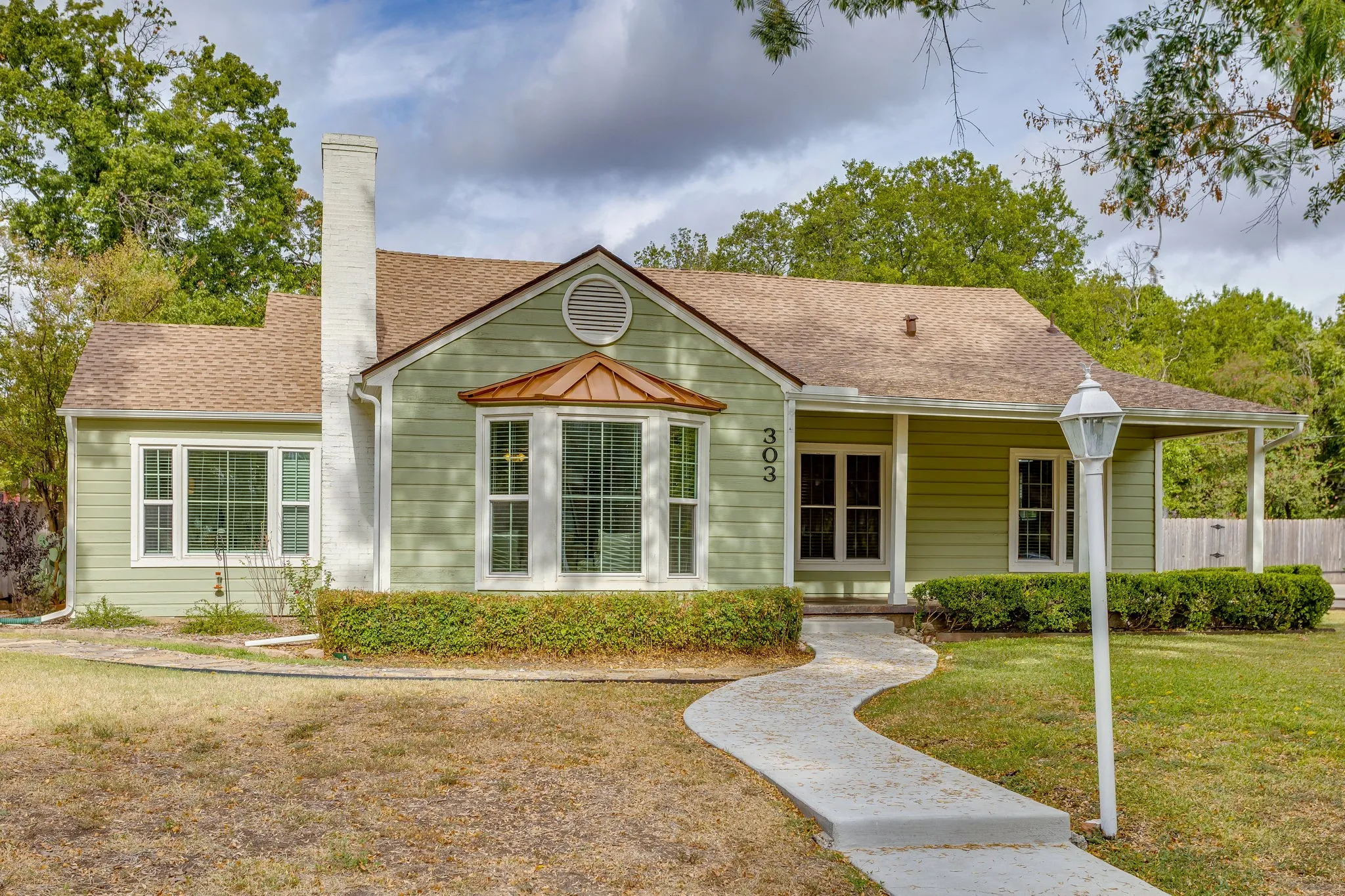 Single Family Residence For Sale in Ellis County , 303 Harbin Avenue, Waxahachie, Texas 75165, 3 Bedroom, 1 Bathroom, Garage spaces, 1,644 Sqft, built in 1956, mls#21392890, Real Estate Agent in Waxahachie, Homes For Sale in Ellis county, Homes For Sale in Waxahachie, Realtor in Waxahachie Texas, Real Estate Brokerage Independent Realty Texas, Luminita Cordes Realtor