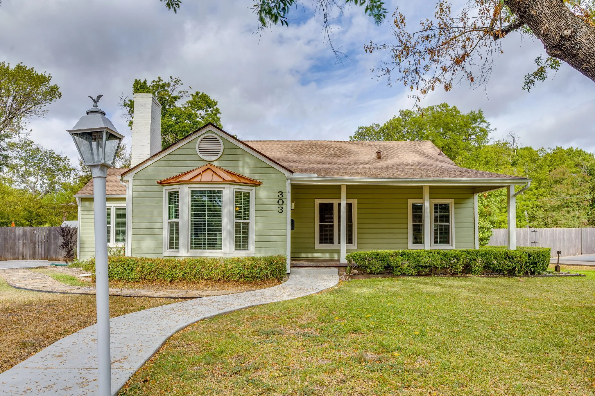 Single Family Residence For Sale in Ellis County , 303 Harbin Avenue, Waxahachie, Texas 75165, 3 Bedroom, 1 Bathroom, Garage spaces, 1,644 Sqft, built in 1956, mls#21392890, Real Estate Agent in Waxahachie, Homes For Sale in Ellis county, Homes For Sale in Waxahachie, Realtor in Waxahachie Texas, Real Estate Brokerage Independent Realty Texas, Luminita Cordes Realtor
