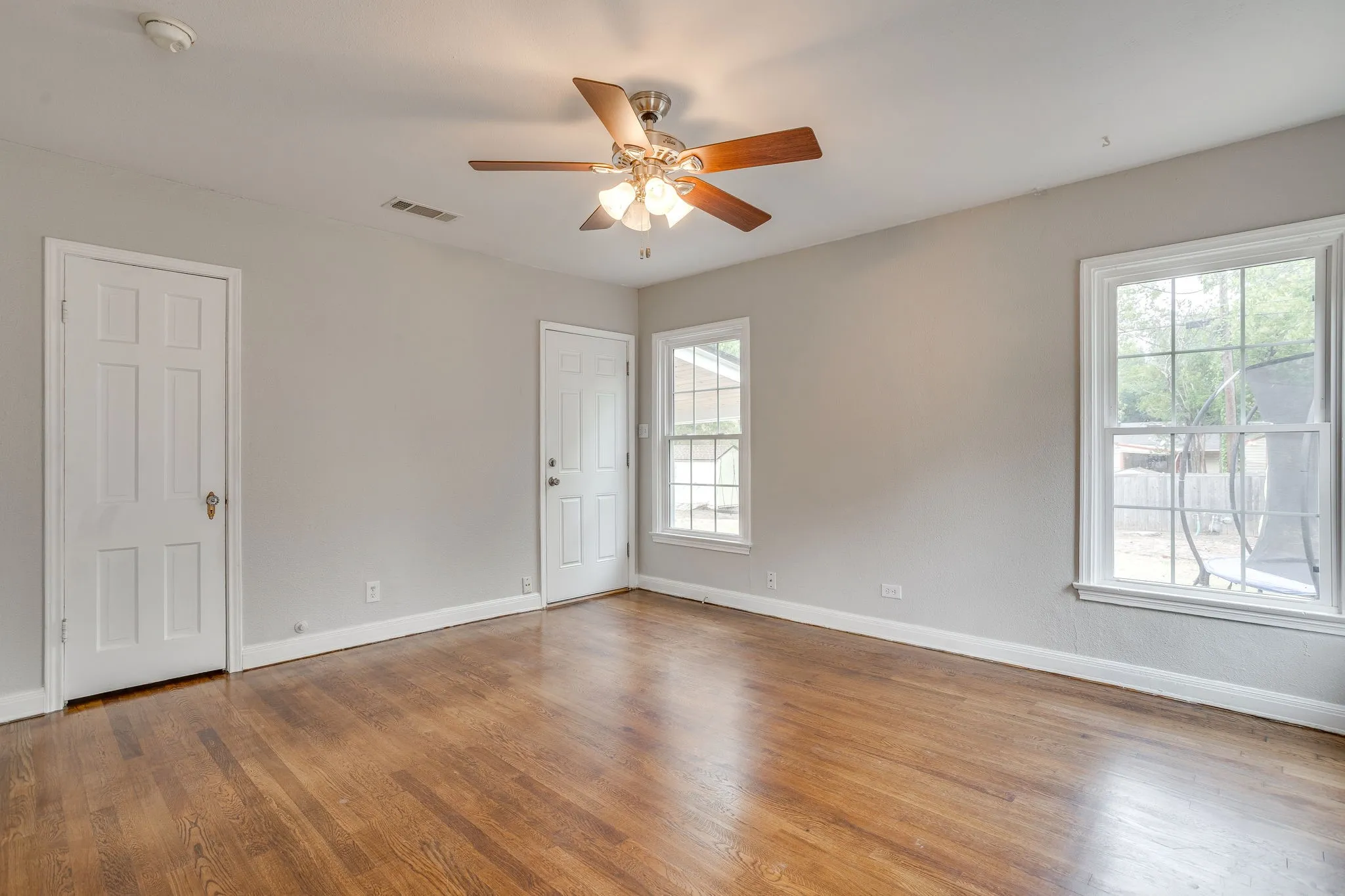 Single Family Residence For Sale in Ellis County , 303 Harbin Avenue, Waxahachie, Texas 75165, 3 Bedroom, 1 Bathroom, Garage spaces, 1,644 Sqft, built in 1956, mls#21392890, Real Estate Agent in Waxahachie, Homes For Sale in Ellis county, Homes For Sale in Waxahachie, Realtor in Waxahachie Texas, Real Estate Brokerage Independent Realty Texas, Luminita Cordes Realtor