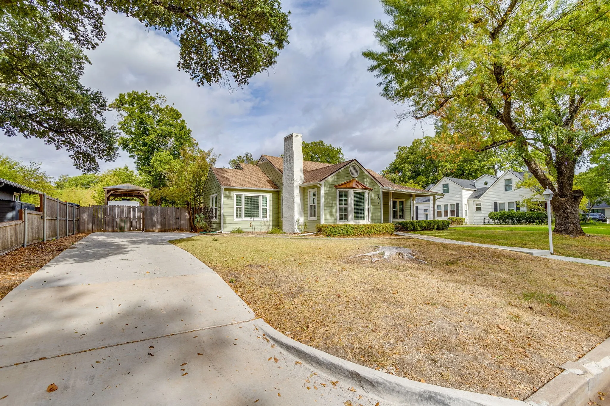 Single Family Residence For Sale in Ellis County , 303 Harbin Avenue, Waxahachie, Texas 75165, 3 Bedroom, 1 Bathroom, Garage spaces, 1,644 Sqft, built in 1956, mls#21392890, Real Estate Agent in Waxahachie, Homes For Sale in Ellis county, Homes For Sale in Waxahachie, Realtor in Waxahachie Texas, Real Estate Brokerage Independent Realty Texas, Luminita Cordes Realtor