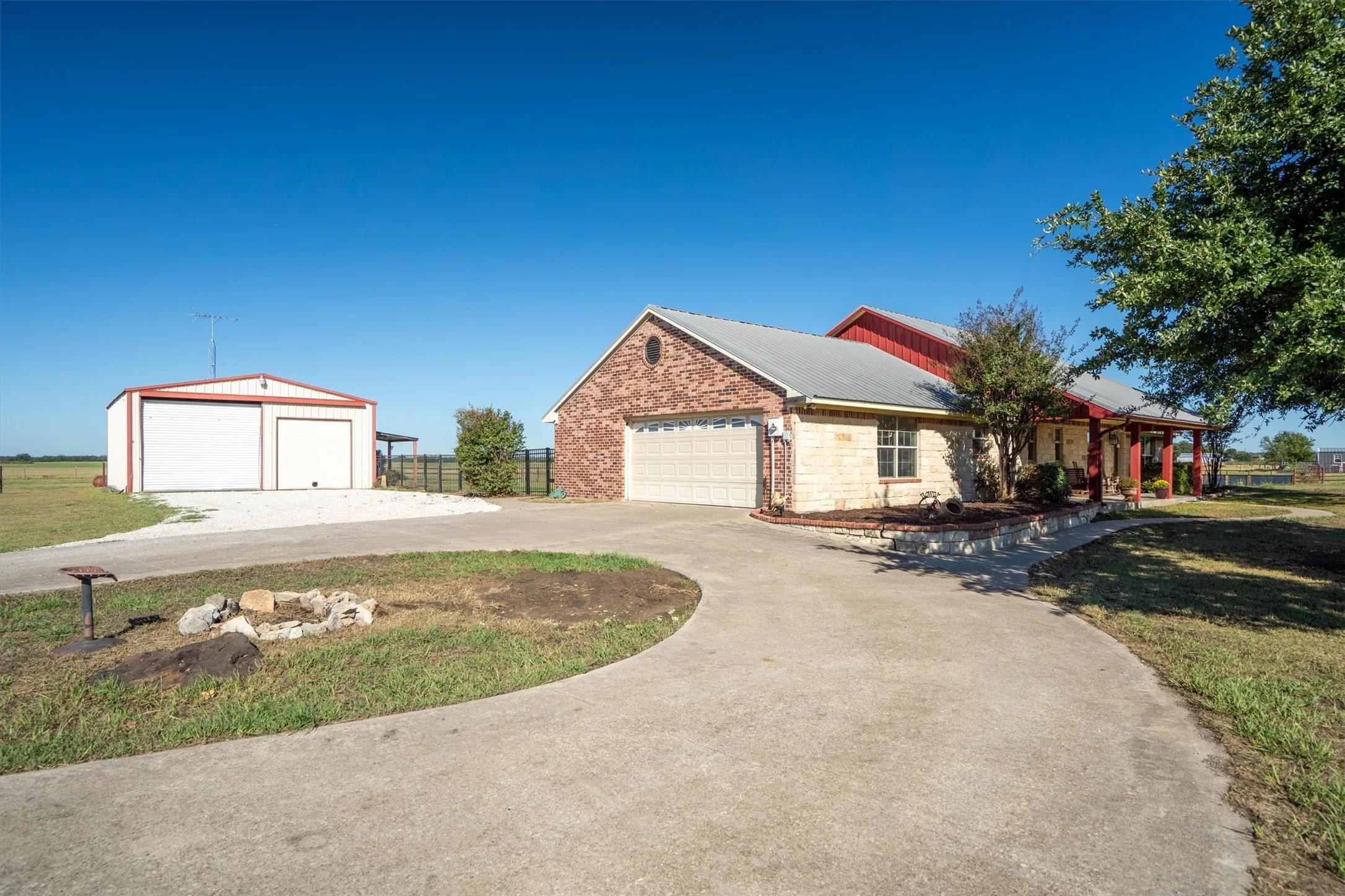 Single Family Residence For Sale in Grayson County , 1233 Fm 901, Collinsville, Texas 76233, 3 Bedroom, 2 Bathroom, 2 Garage spaces, 1,788 Sqft, built in 2003, mls#21399608, Real Estate Agent in Collinsville, Homes For Sale in Grayson county, Homes For Sale in Collinsville, Realtor in Collinsville Texas, Real Estate Brokerage Independent Realty Texas, Luminita Cordes Realtor
