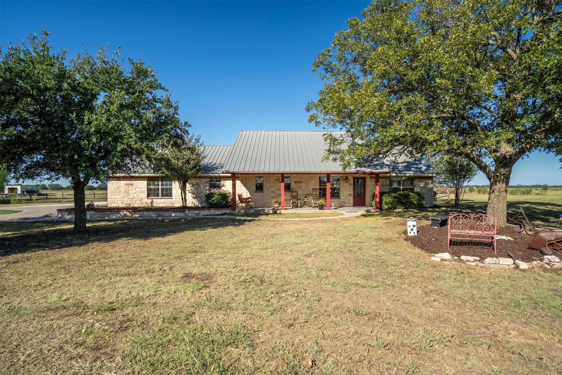 Single Family Residence For Sale in Grayson County , 1233 Fm 901, Collinsville, Texas 76233, 3 Bedroom, 2 Bathroom, 2 Garage spaces, 1,788 Sqft, built in 2003, mls#21399608, Real Estate Agent in Collinsville, Homes For Sale in Grayson county, Homes For Sale in Collinsville, Realtor in Collinsville Texas, Real Estate Brokerage Independent Realty Texas, Luminita Cordes Realtor