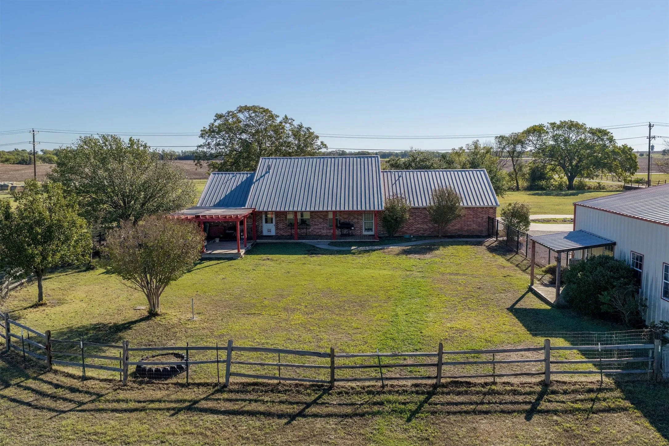 Single Family Residence For Sale in Grayson County , 1233 Fm 901, Collinsville, Texas 76233, 3 Bedroom, 2 Bathroom, 2 Garage spaces, 1,788 Sqft, built in 2003, mls#21399608, Real Estate Agent in Collinsville, Homes For Sale in Grayson county, Homes For Sale in Collinsville, Realtor in Collinsville Texas, Real Estate Brokerage Independent Realty Texas, Luminita Cordes Realtor
