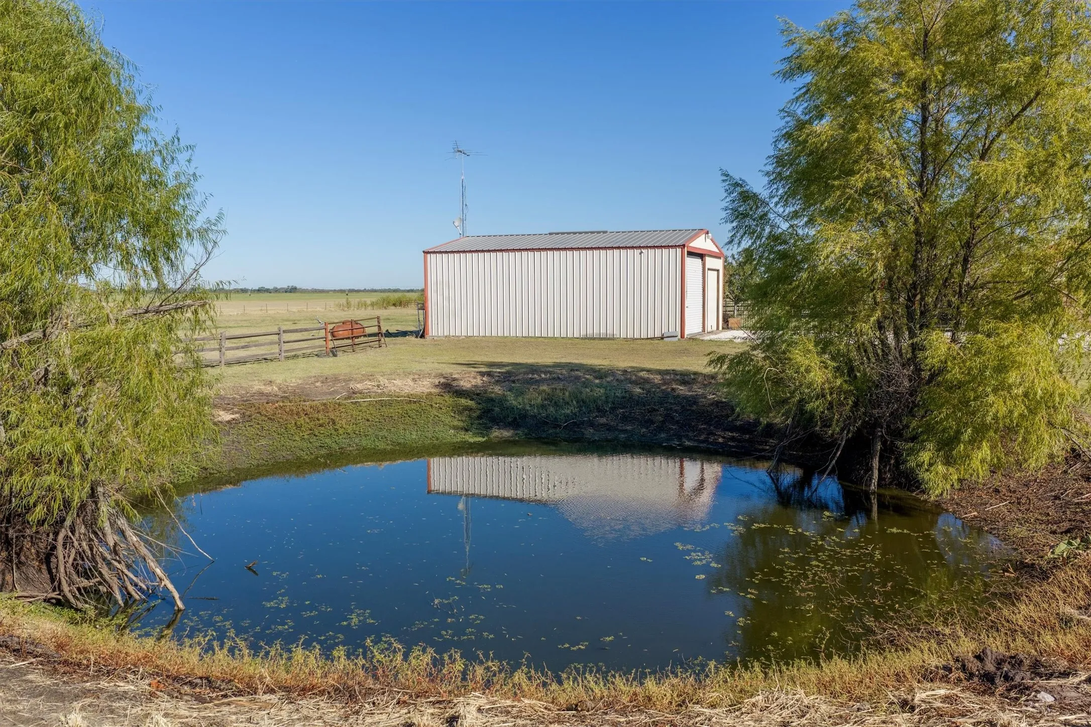 Single Family Residence For Sale in Grayson County , 1233 Fm 901, Collinsville, Texas 76233, 3 Bedroom, 2 Bathroom, 2 Garage spaces, 1,788 Sqft, built in 2003, mls#21399608, Real Estate Agent in Collinsville, Homes For Sale in Grayson county, Homes For Sale in Collinsville, Realtor in Collinsville Texas, Real Estate Brokerage Independent Realty Texas, Luminita Cordes Realtor