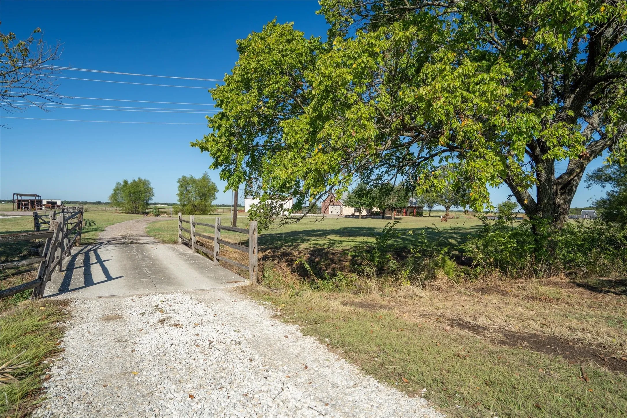 Single Family Residence For Sale in Grayson County , 1233 Fm 901, Collinsville, Texas 76233, 3 Bedroom, 2 Bathroom, 2 Garage spaces, 1,788 Sqft, built in 2003, mls#21399608, Real Estate Agent in Collinsville, Homes For Sale in Grayson county, Homes For Sale in Collinsville, Realtor in Collinsville Texas, Real Estate Brokerage Independent Realty Texas, Luminita Cordes Realtor