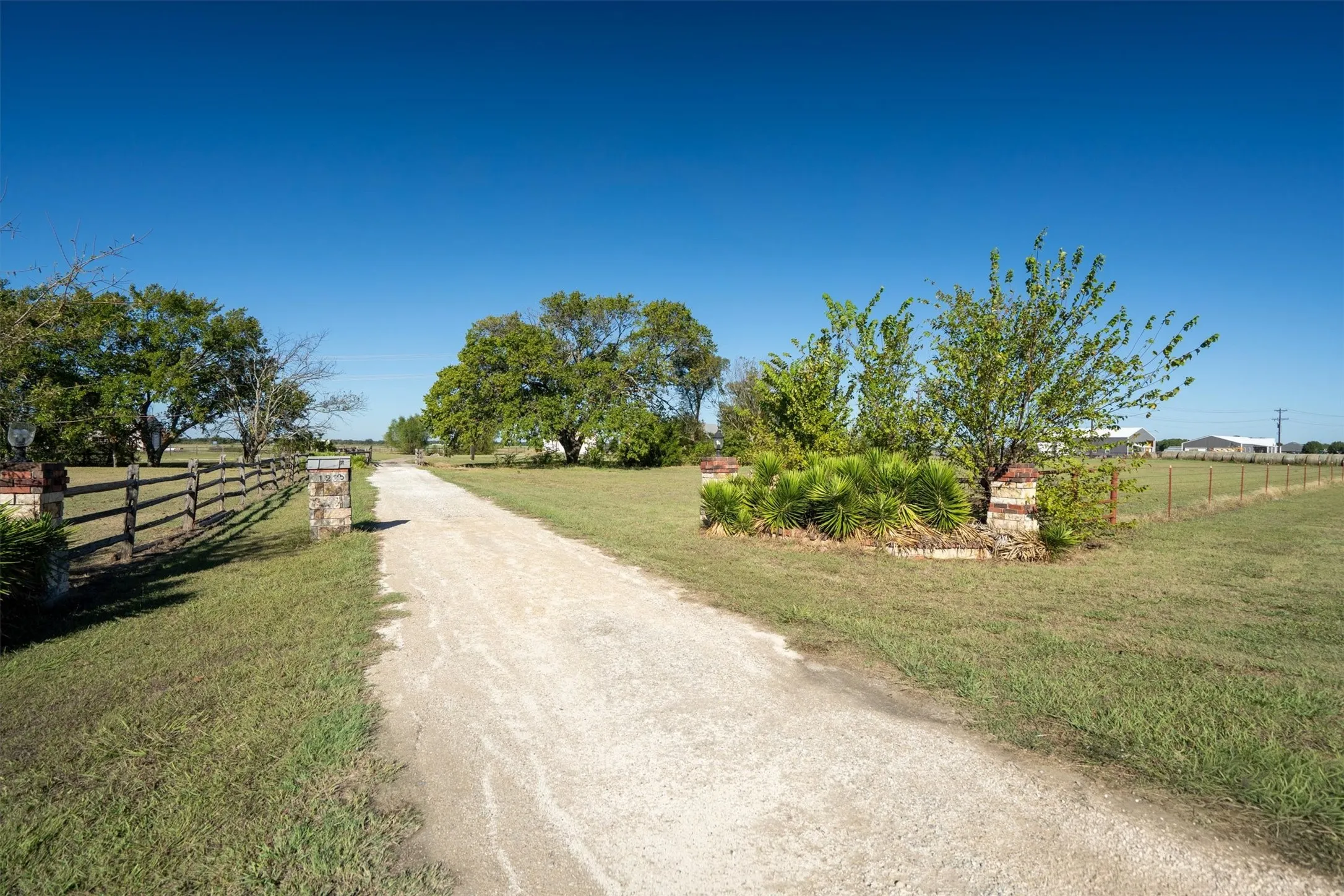 Single Family Residence For Sale in Grayson County , 1233 Fm 901, Collinsville, Texas 76233, 3 Bedroom, 2 Bathroom, 2 Garage spaces, 1,788 Sqft, built in 2003, mls#21399608, Real Estate Agent in Collinsville, Homes For Sale in Grayson county, Homes For Sale in Collinsville, Realtor in Collinsville Texas, Real Estate Brokerage Independent Realty Texas, Luminita Cordes Realtor