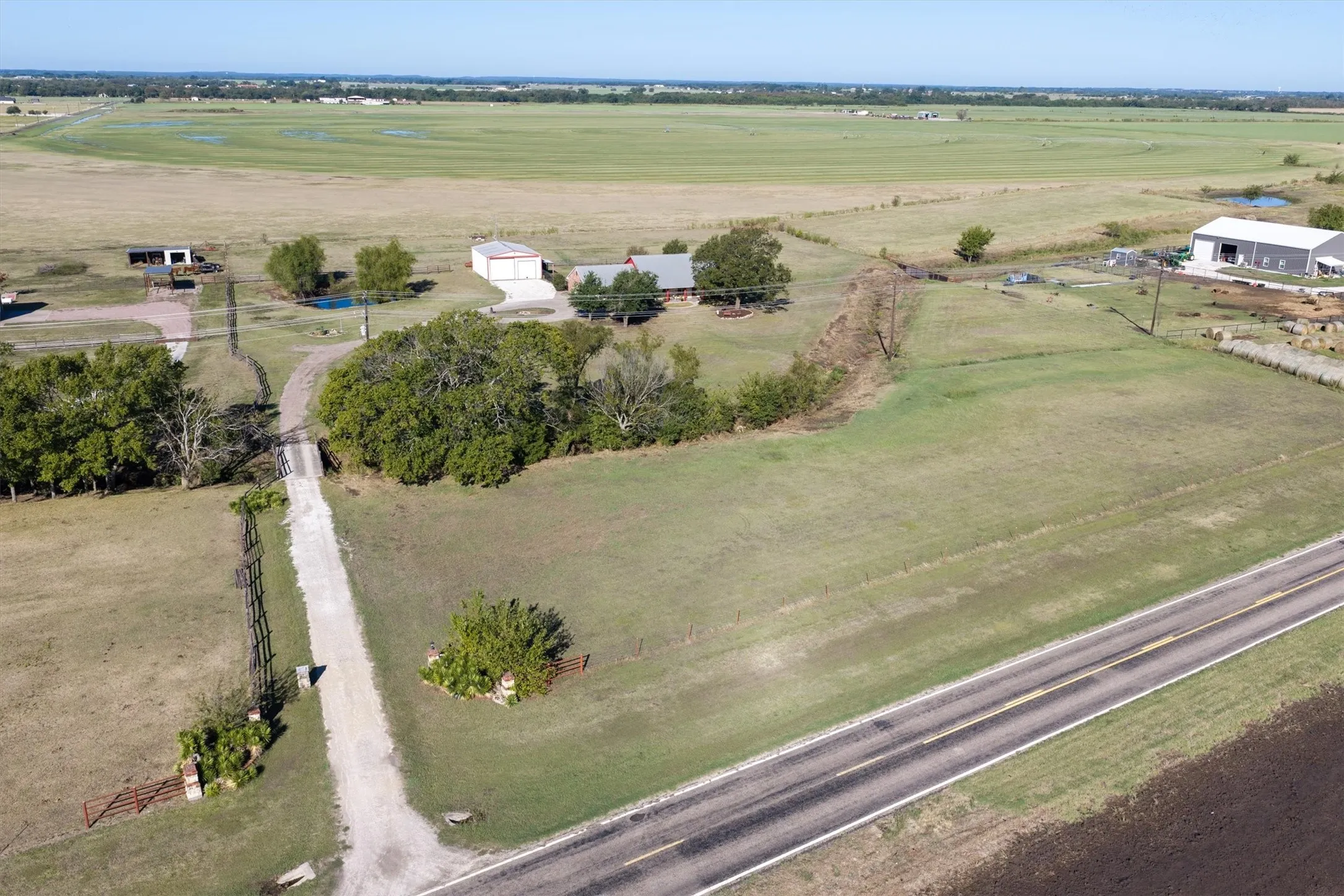 Single Family Residence For Sale in Grayson County , 1233 Fm 901, Collinsville, Texas 76233, 3 Bedroom, 2 Bathroom, 2 Garage spaces, 1,788 Sqft, built in 2003, mls#21399608, Real Estate Agent in Collinsville, Homes For Sale in Grayson county, Homes For Sale in Collinsville, Realtor in Collinsville Texas, Real Estate Brokerage Independent Realty Texas, Luminita Cordes Realtor