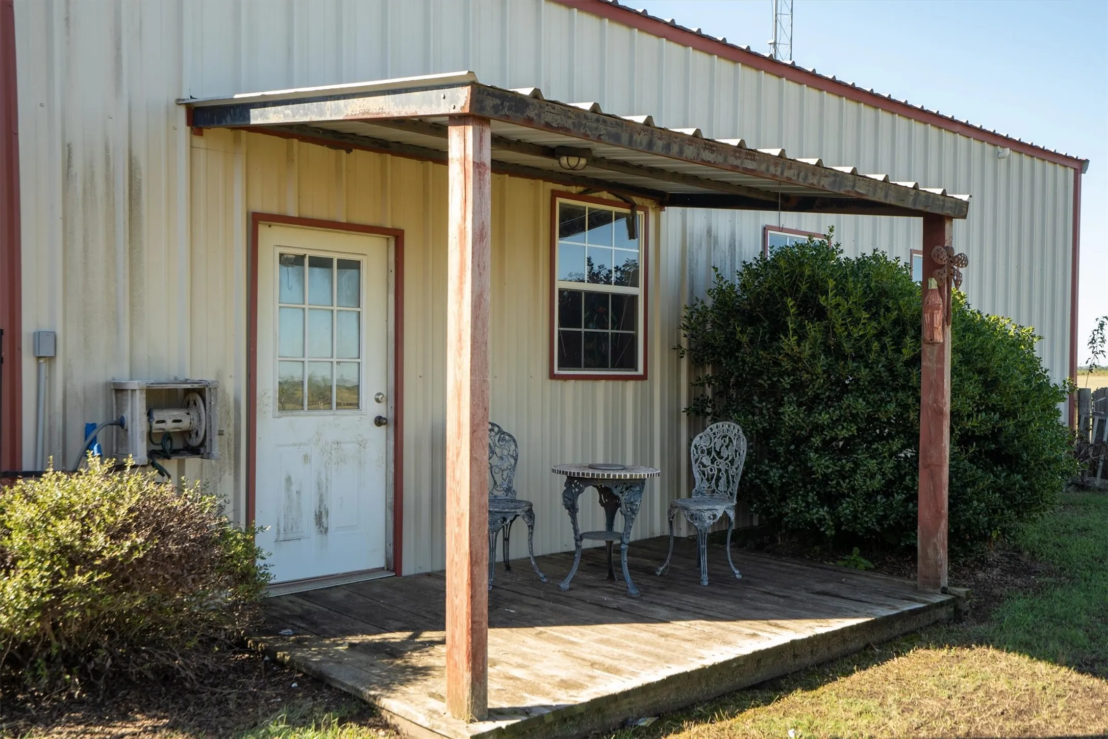 Side entry to workshop